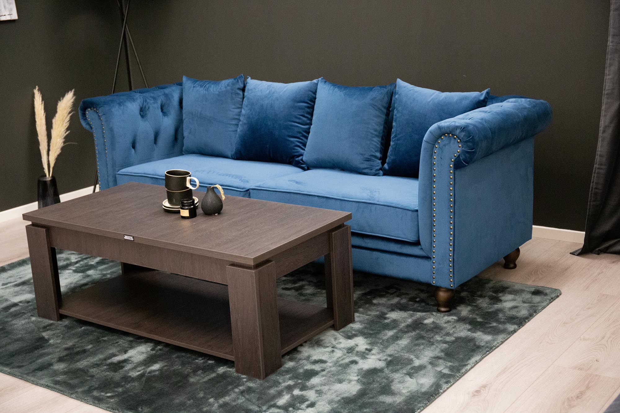 Velvet 3-Sitzer Sofa in Blau präsentiert im Onlineshop von KAQTU Design AG. 3er Sofa ist von Venture Home