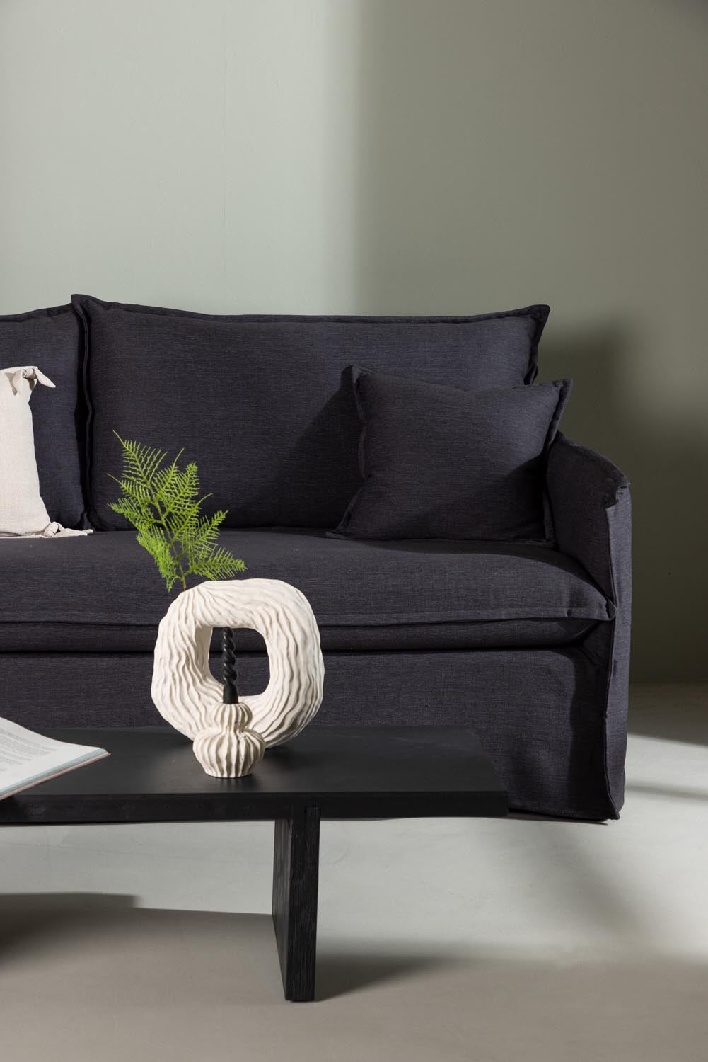 Nova 3 Sitzer Sofa in Schwarz präsentiert im Onlineshop von KAQTU Design AG. 3er Sofa ist von Venture Home