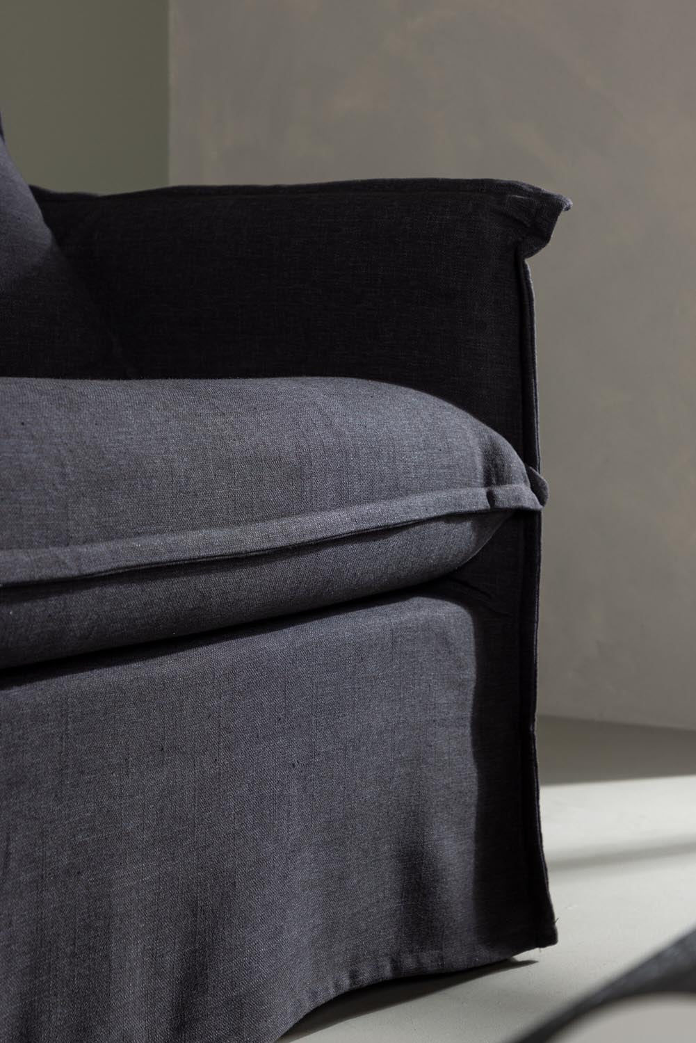 Nova 3 Sitzer Sofa in Schwarz präsentiert im Onlineshop von KAQTU Design AG. 3er Sofa ist von Venture Home