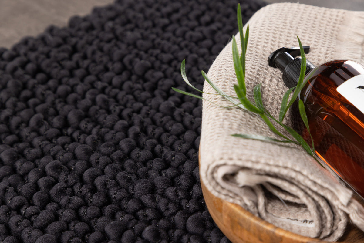 Wilmer Teppich in Schwarz präsentiert im Onlineshop von KAQTU Design AG. Teppich ist von Venture Home