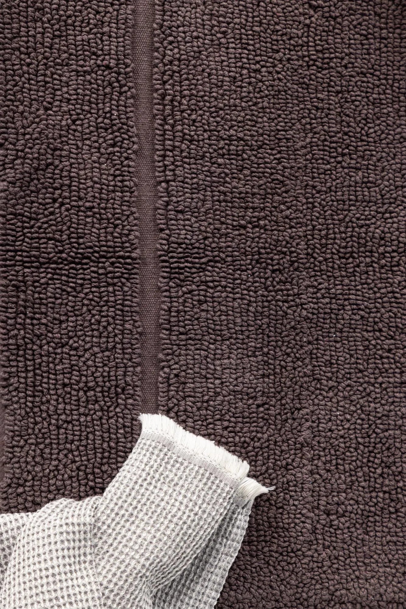 Moderner William-Teppich von Venture Home für zeitlose Eleganz.