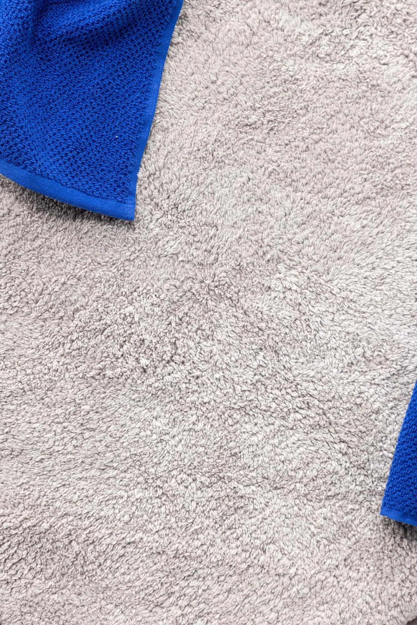 Valle Teppich: Modernes Design für ein einladendes Badezimmer.