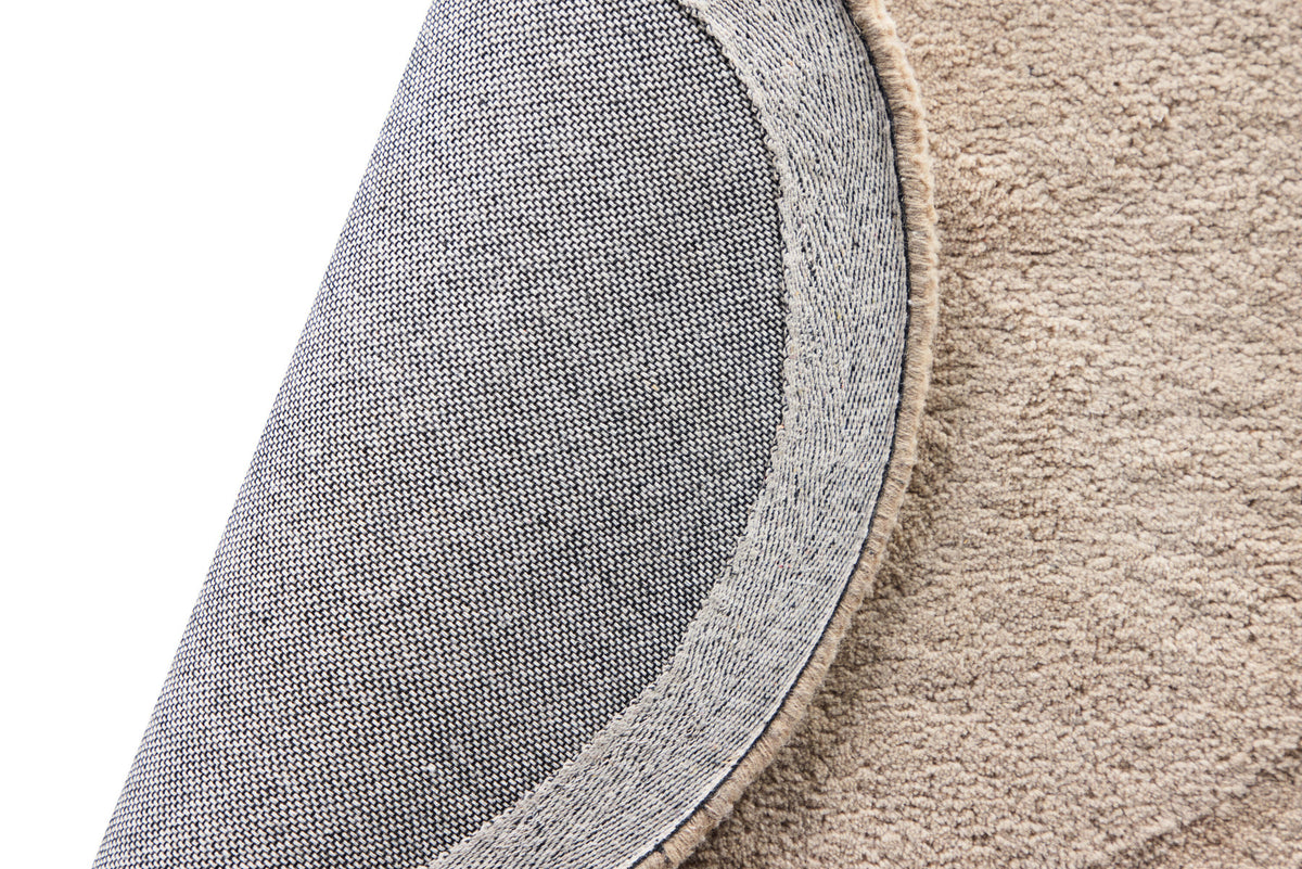 Elvis Teppich in Beige präsentiert im Onlineshop von KAQTU Design AG. Teppich ist von Venture Home