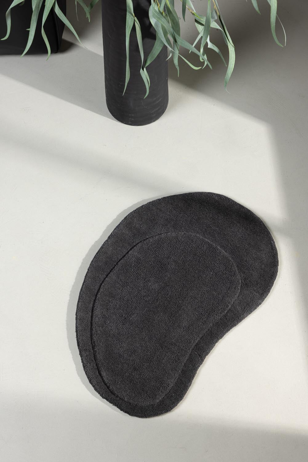 Sten Teppich in Dunkelgrau präsentiert im Onlineshop von KAQTU Design AG. Türmatte ist von Venture Home