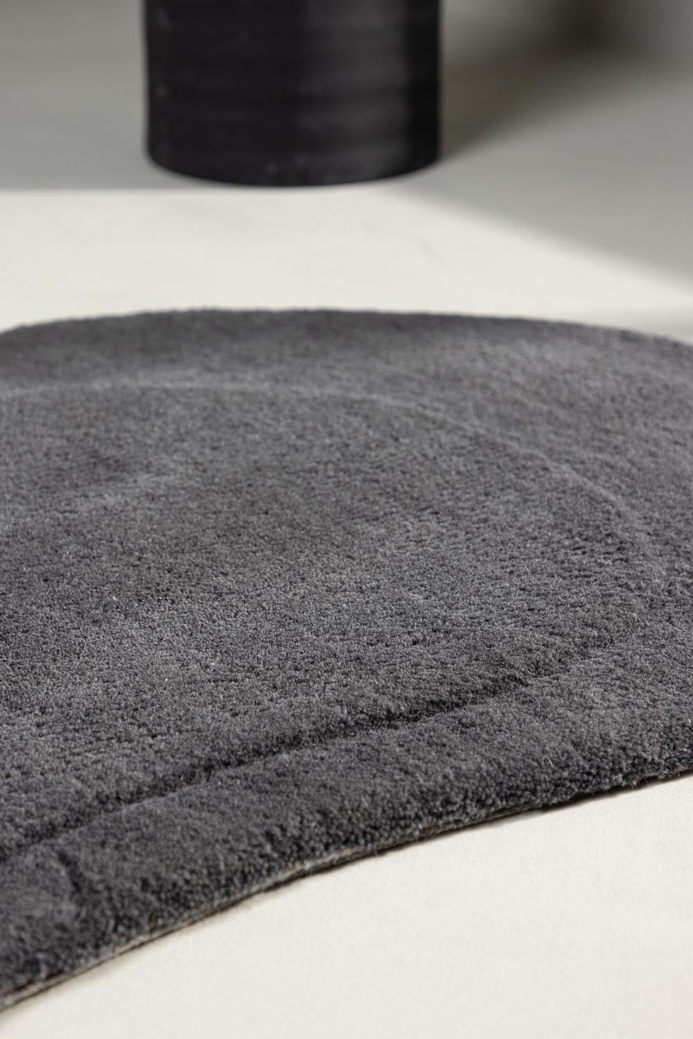 Sten Teppich in Dunkelgrau präsentiert im Onlineshop von KAQTU Design AG. Türmatte ist von Venture Home