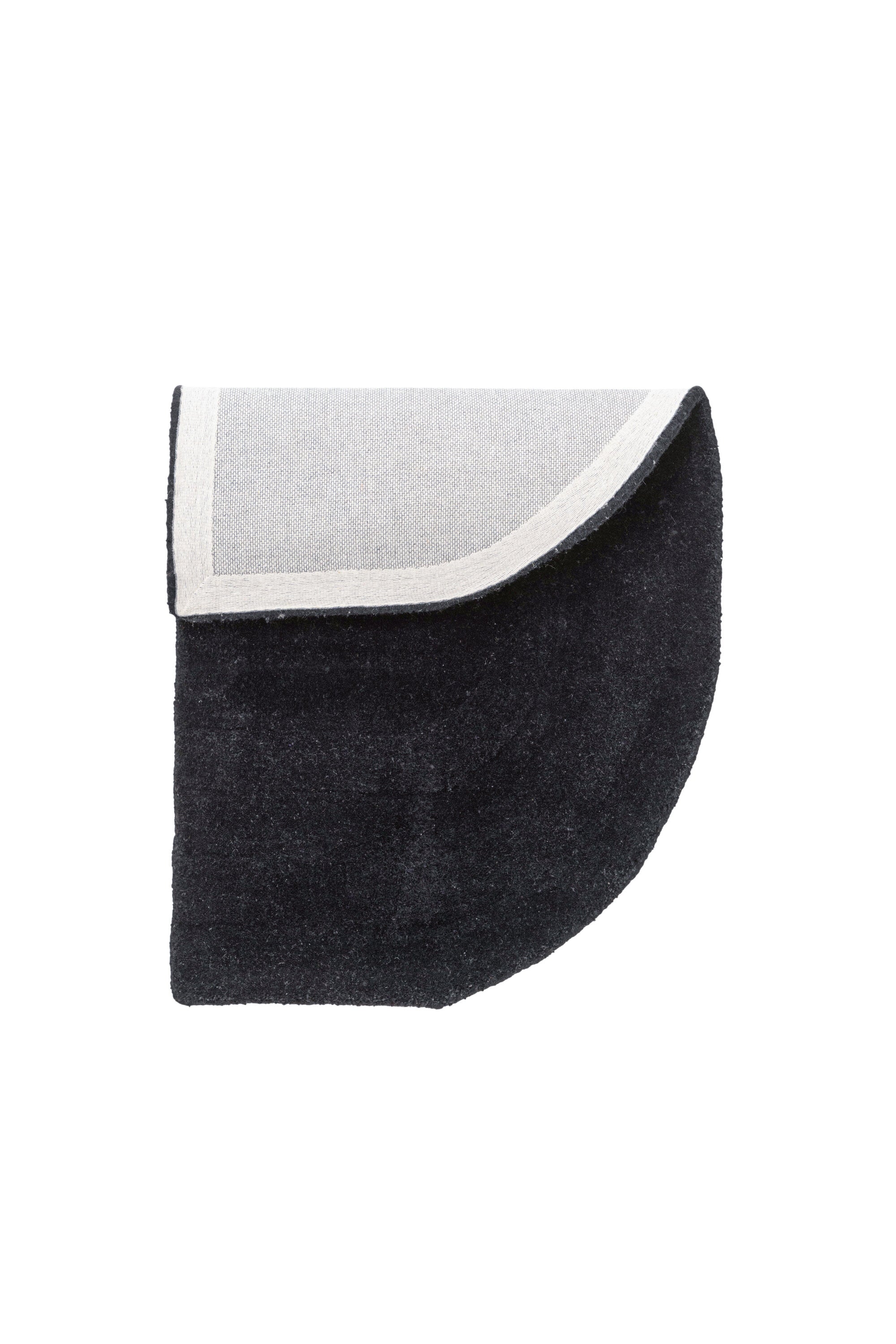 Nora Teppich in Schwarz präsentiert im Onlineshop von KAQTU Design AG. Türmatte ist von Venture Home