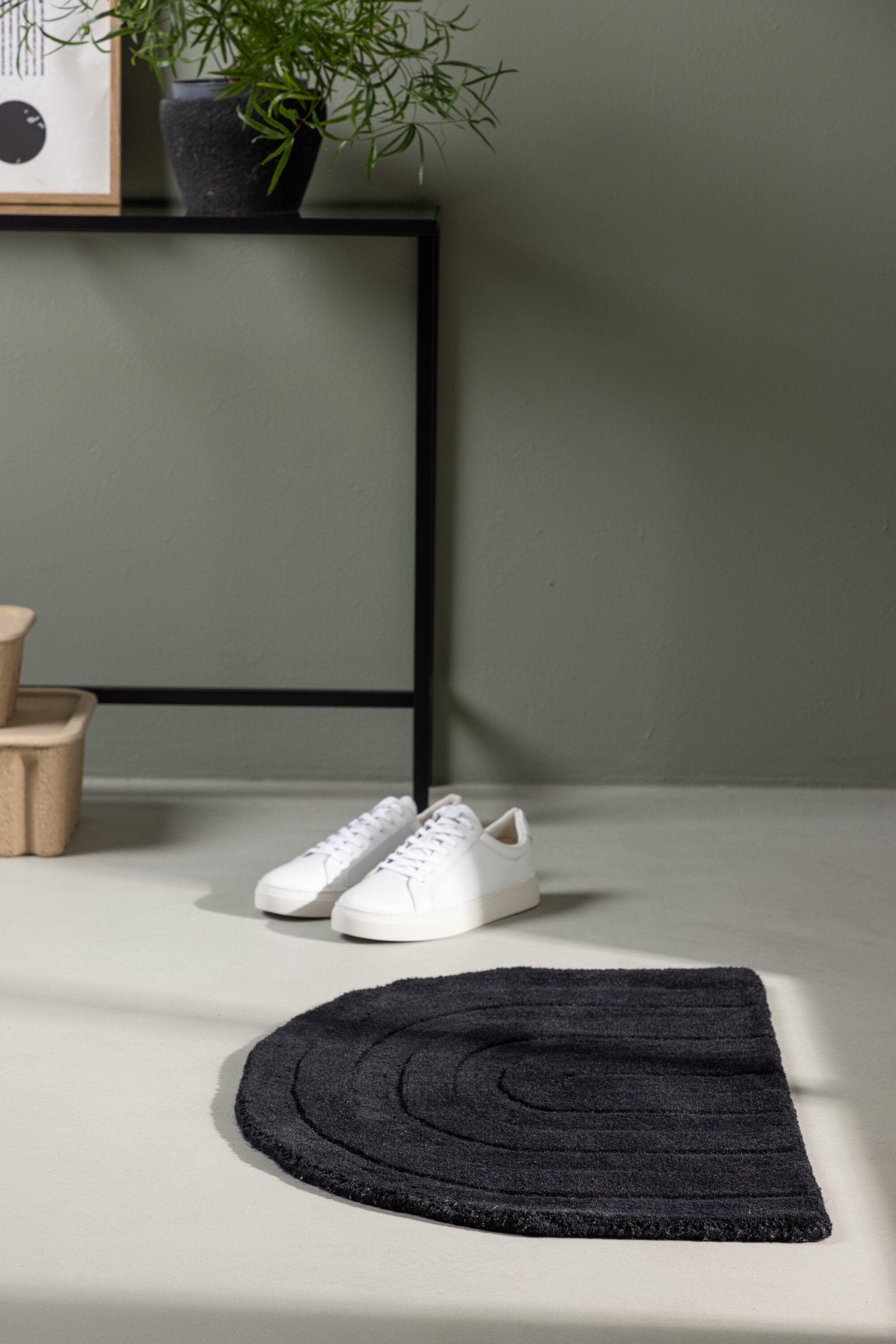 Nora Teppich in Schwarz präsentiert im Onlineshop von KAQTU Design AG. Türmatte ist von Venture Home