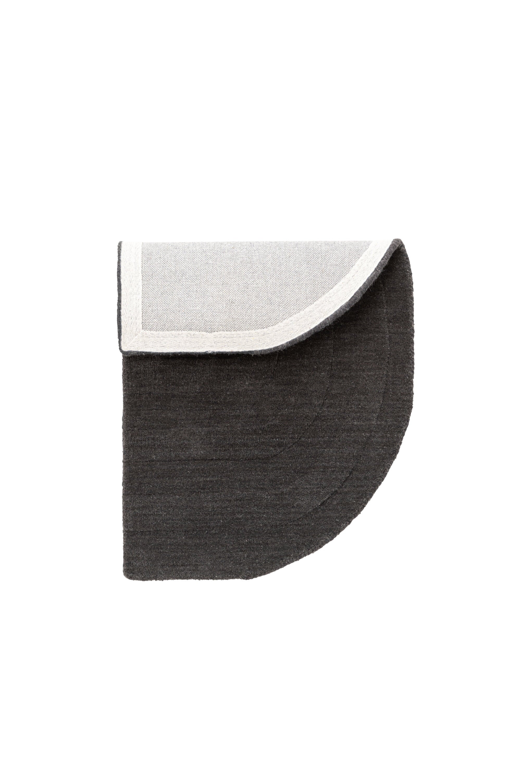 Nora Teppich in Kohle präsentiert im Onlineshop von KAQTU Design AG. Türmatte ist von Venture Home