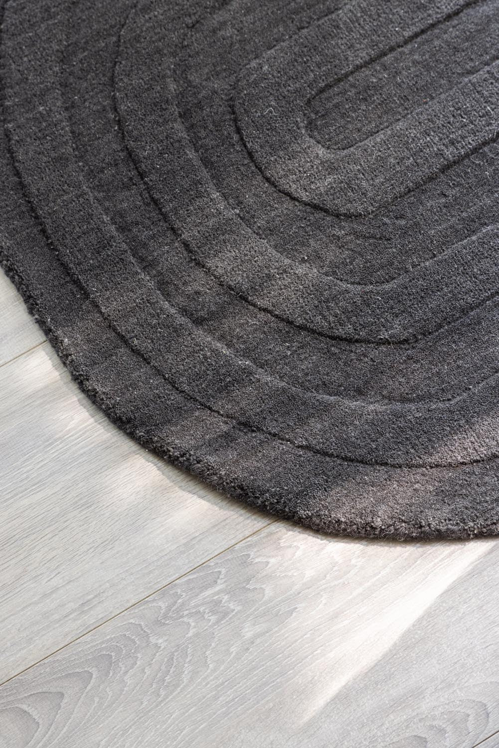 Nora Teppich in Kohle präsentiert im Onlineshop von KAQTU Design AG. Türmatte ist von Venture Home