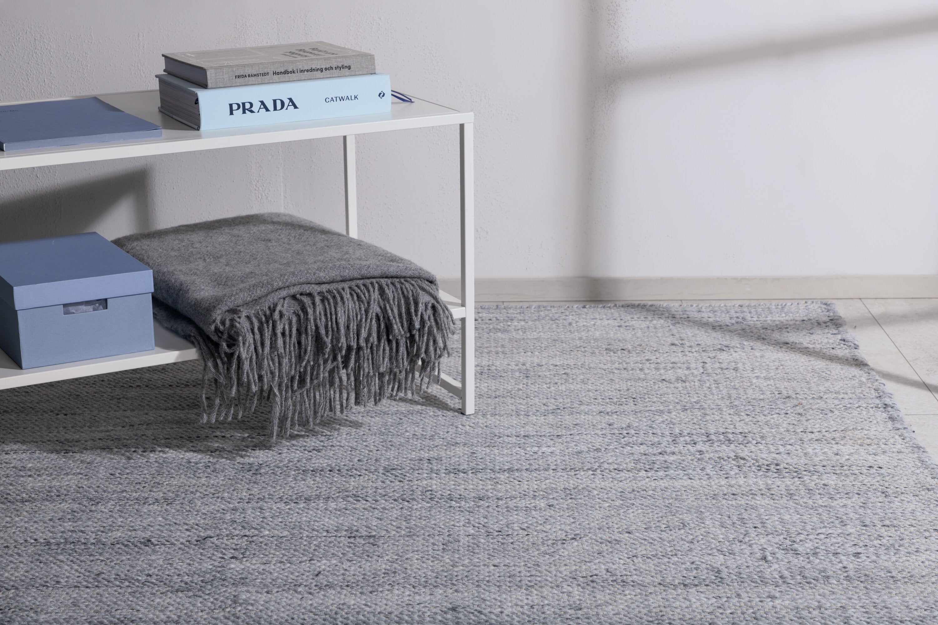 Devi Teppich in Silber präsentiert im Onlineshop von KAQTU Design AG. Teppich ist von Venture Home