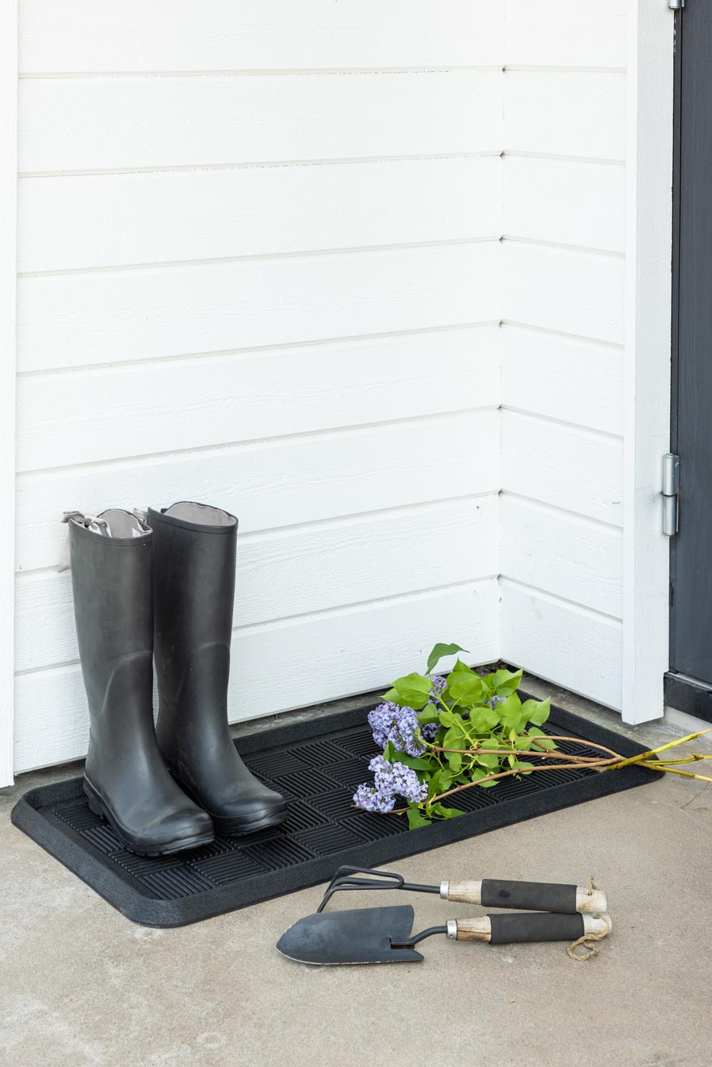 Gösta Teppich in Schwarz präsentiert im Onlineshop von KAQTU Design AG. Türmatte ist von Venture Home