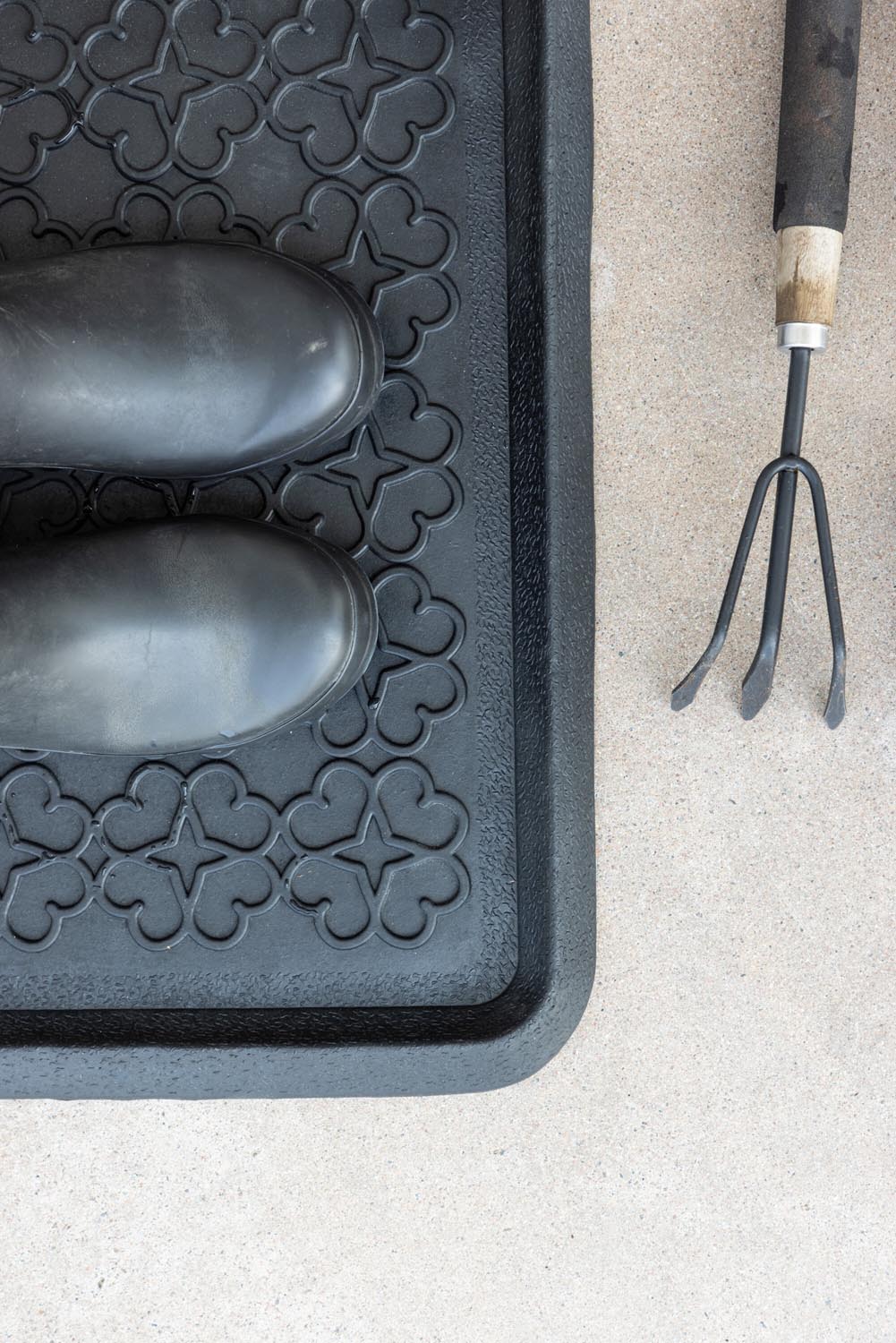 Gunnar Teppich in Schwarz präsentiert im Onlineshop von KAQTU Design AG. Türmatte ist von Venture Home