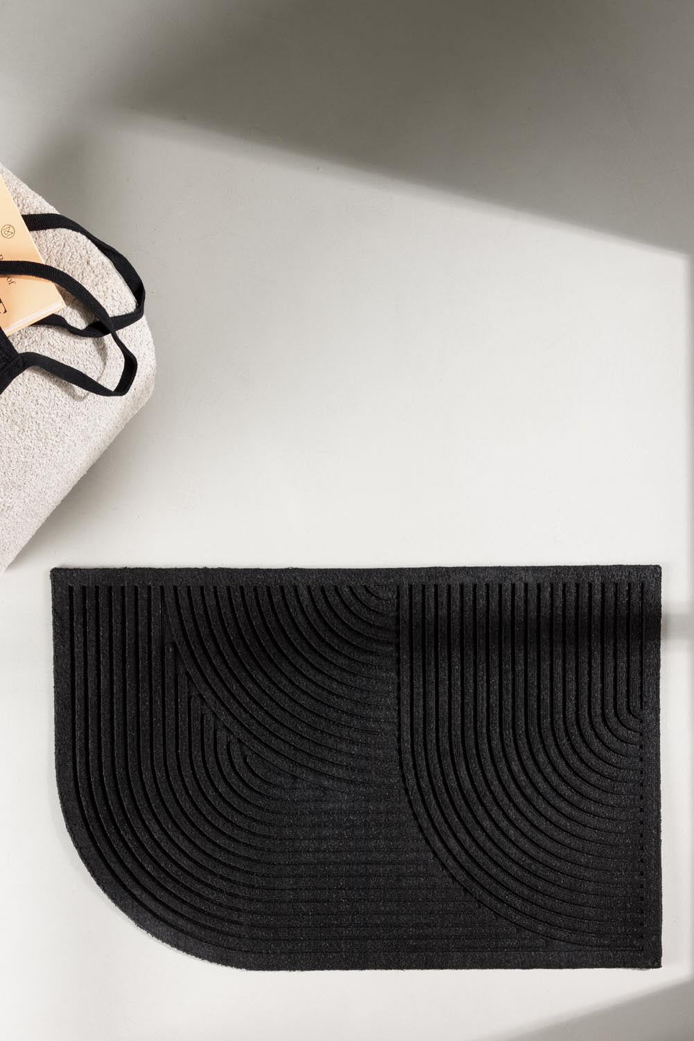 Valentino Teppich in Schwarz präsentiert im Onlineshop von KAQTU Design AG. Türmatte ist von Venture Home