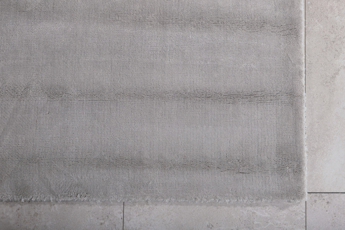 Indra Teppich in Silber präsentiert im Onlineshop von KAQTU Design AG. Teppich ist von Venture Home