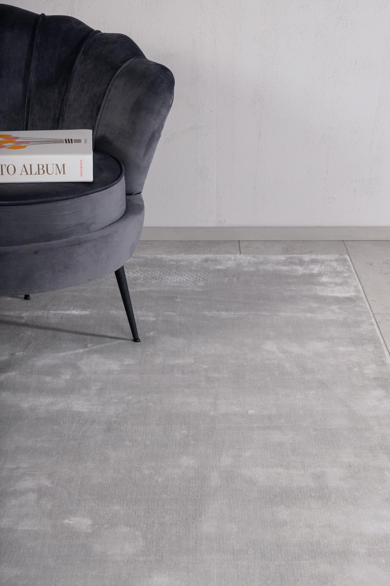 Indra Teppich in Grau präsentiert im Onlineshop von KAQTU Design AG. Teppich ist von Venture Home