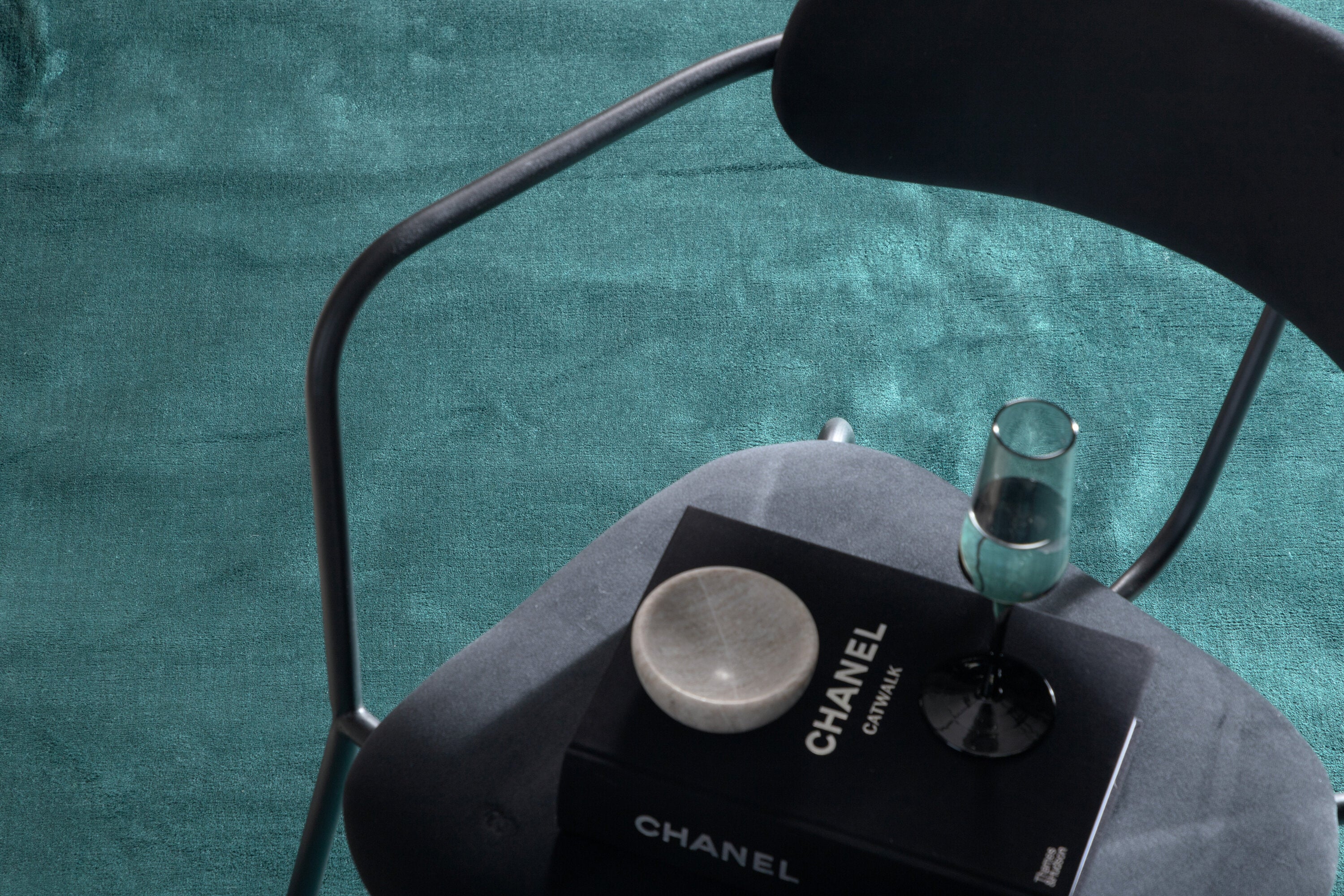 Indra Teppich in Grün präsentiert im Onlineshop von KAQTU Design AG. Teppich ist von Venture Home