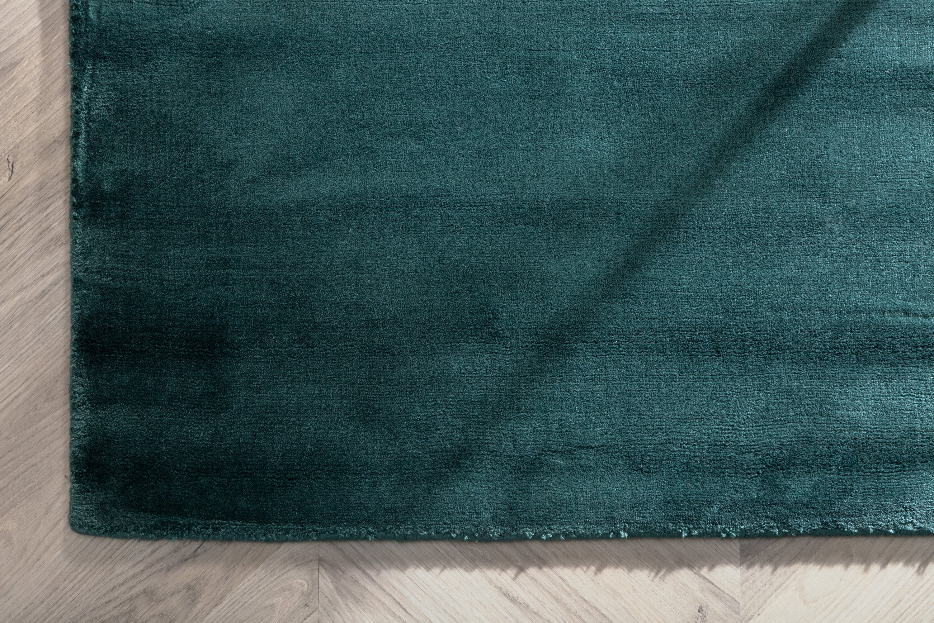 Indra Teppich in Grün präsentiert im Onlineshop von KAQTU Design AG. Teppich ist von Venture Home