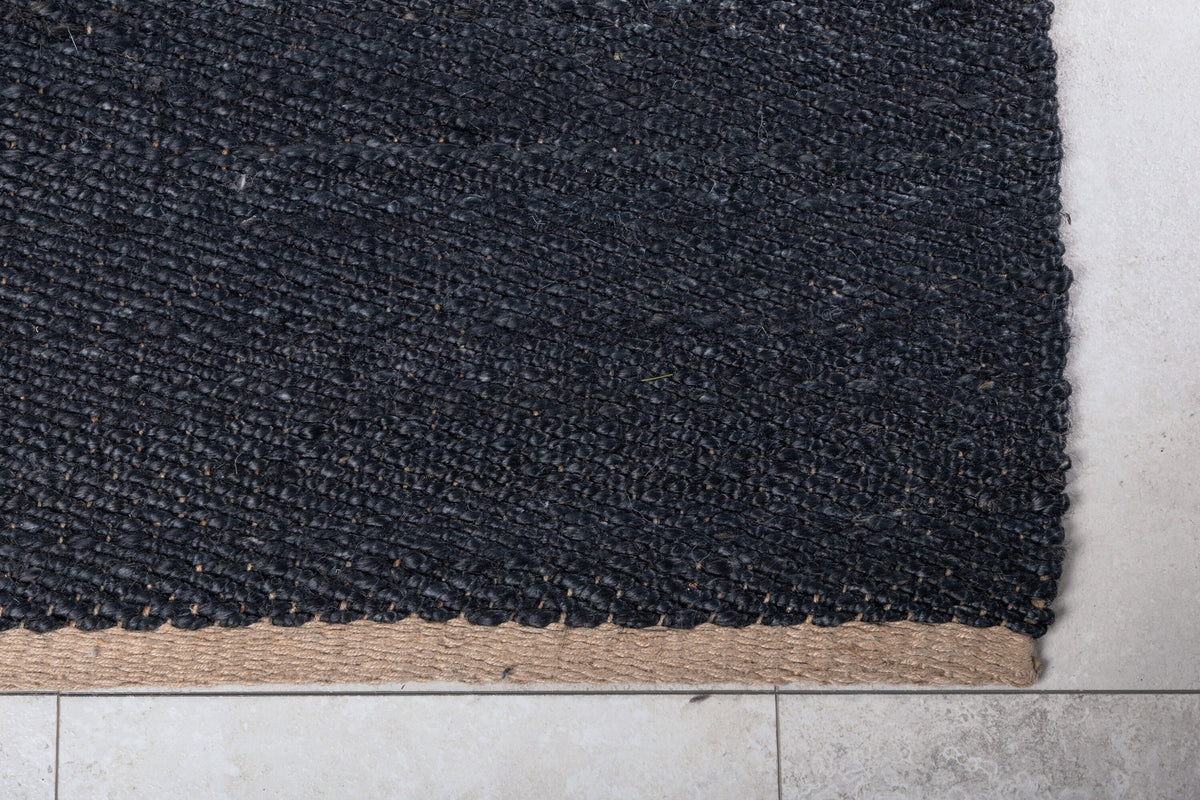 Kali Teppich in Schwarz präsentiert im Onlineshop von KAQTU Design AG. Teppich ist von Venture Home