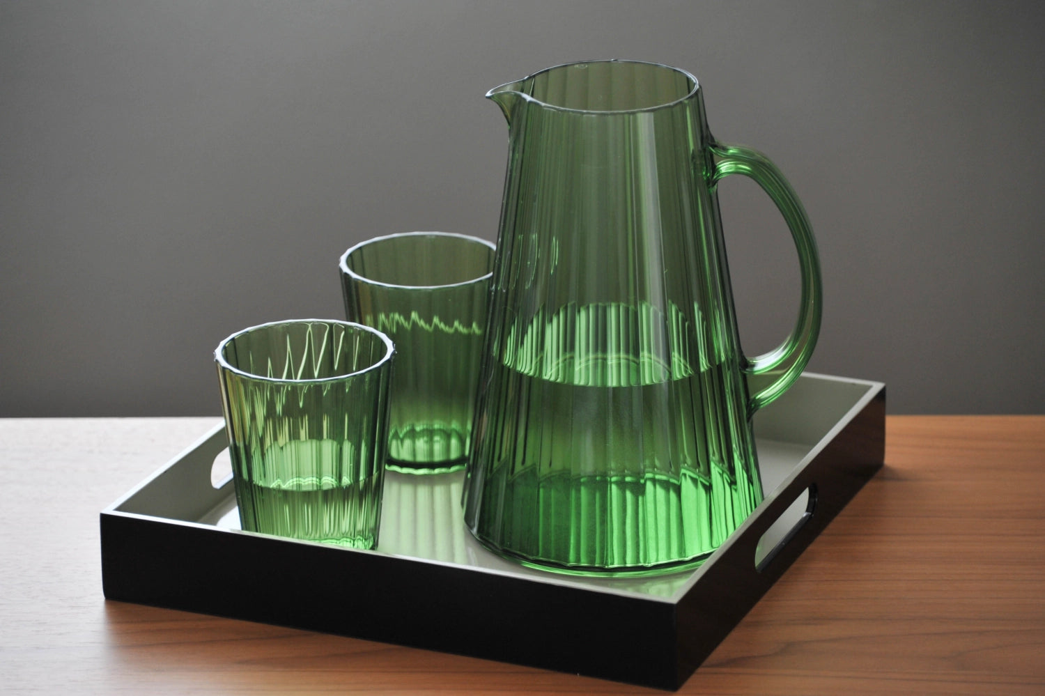 Stilvoller 2,5L Acryl-Krug in Grün von Easy Life, ideal für Partys.