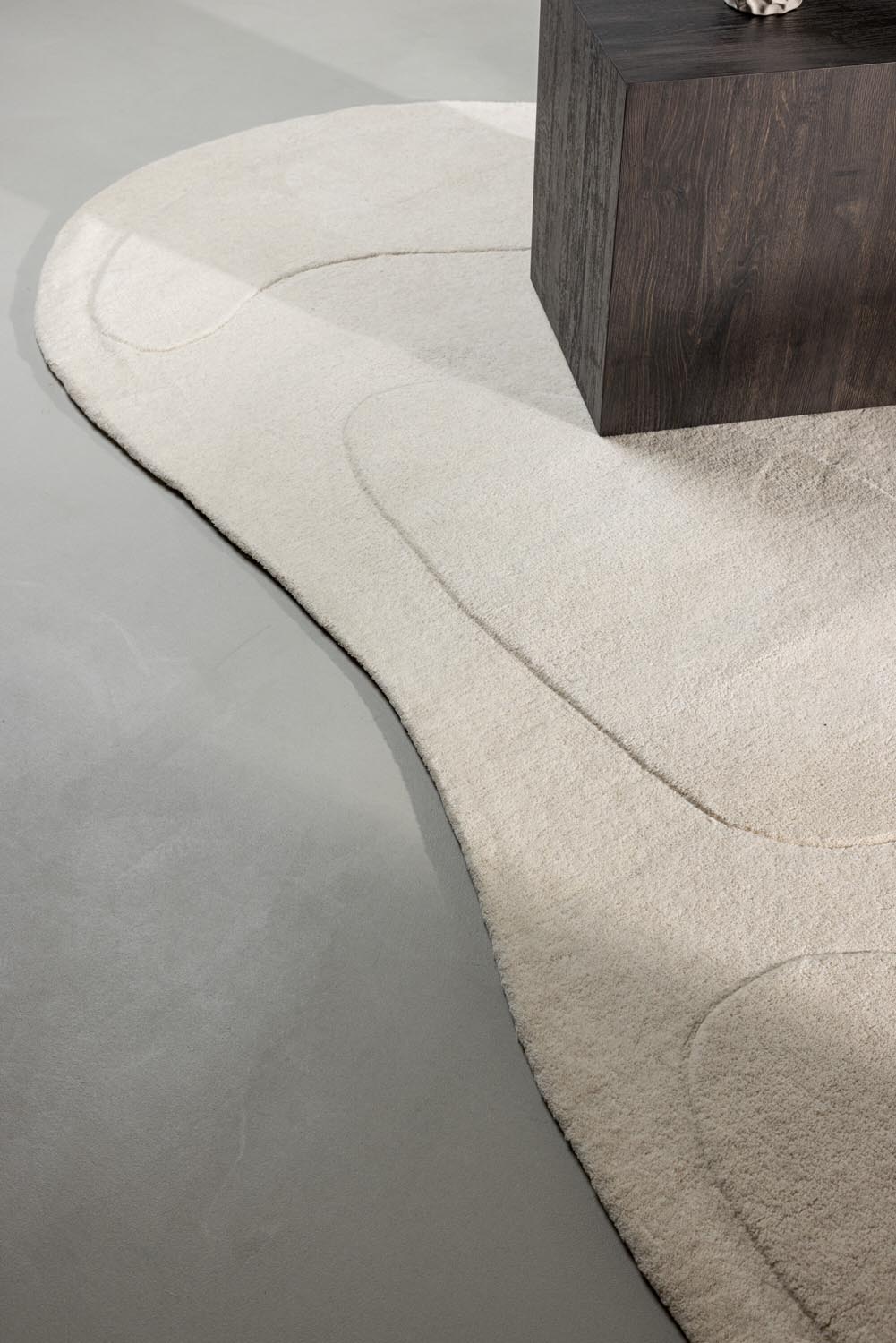Enard Teppich in Weiss präsentiert im Onlineshop von KAQTU Design AG. Teppich ist von Venture Home