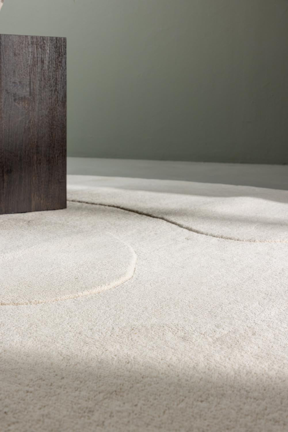 Enard Teppich in Weiss präsentiert im Onlineshop von KAQTU Design AG. Teppich ist von Venture Home