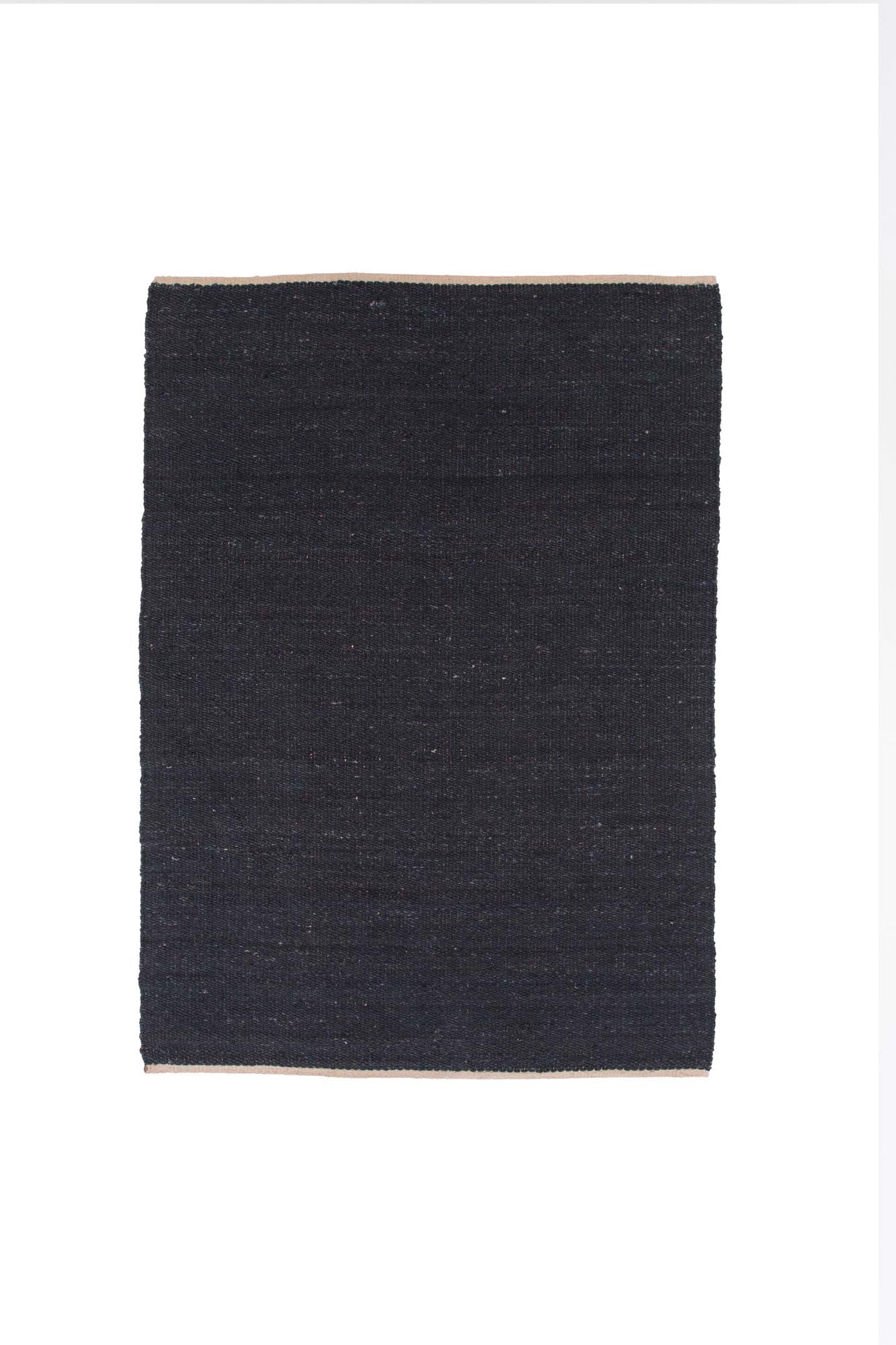 Kali Teppich in Schwarz präsentiert im Onlineshop von KAQTU Design AG. Teppich ist von Venture Home