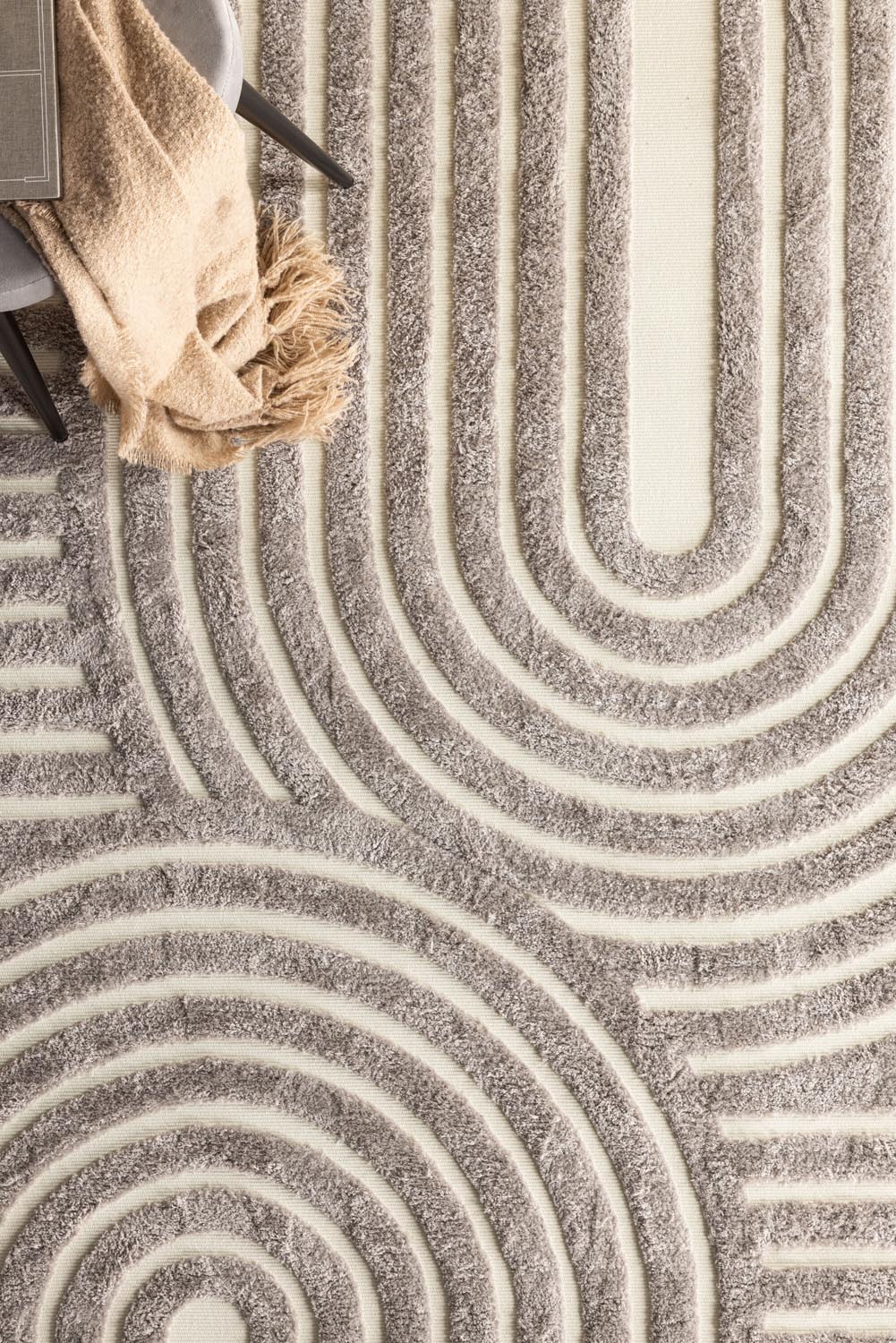 Nikita Teppich in Grau präsentiert im Onlineshop von KAQTU Design AG. Teppich ist von Venture Home