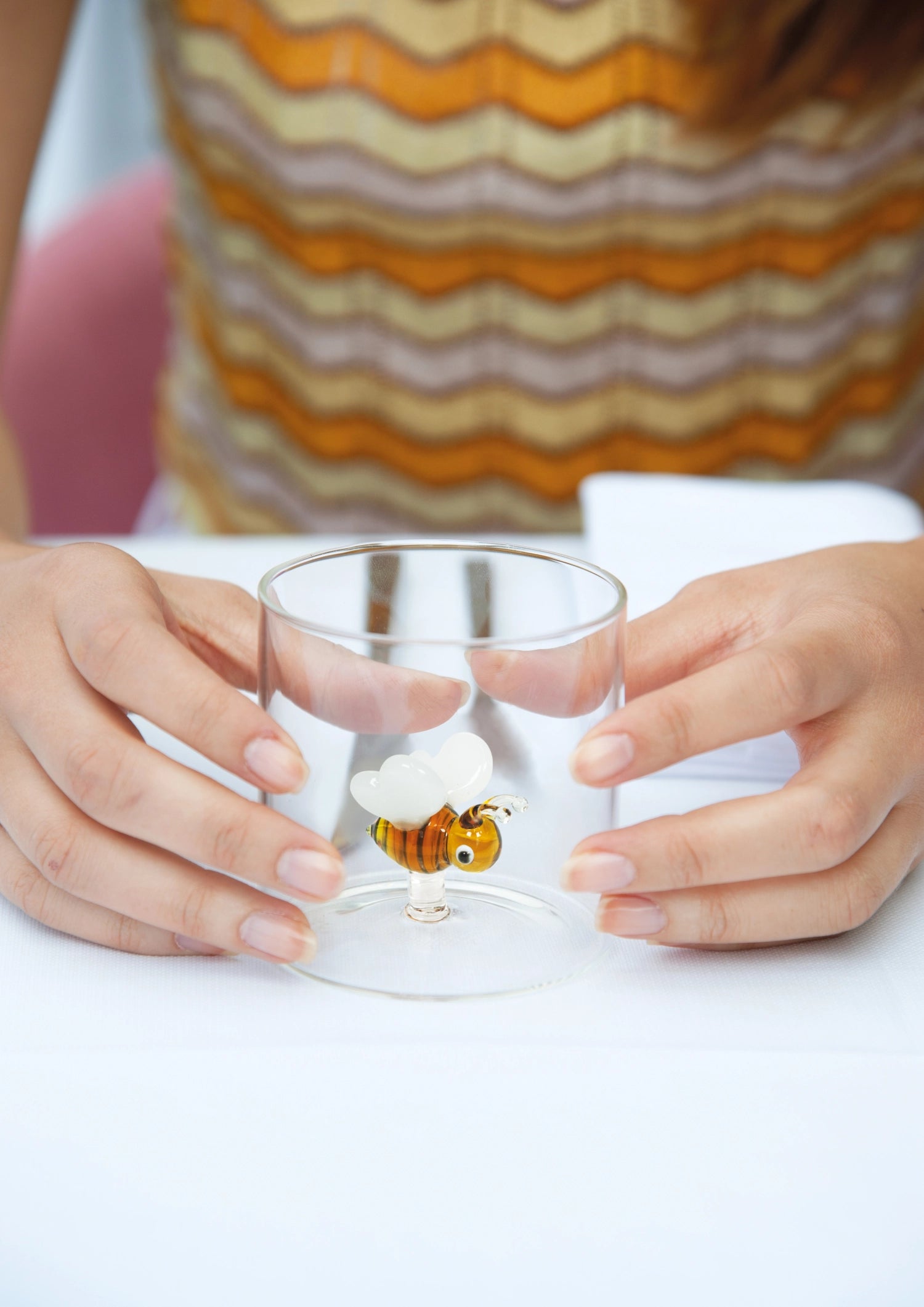 Elegantes Borosilikatglas mit Bienenmotiv, 250 ml, ideal für Getränke. Leicht und hitzebeständig, perfekt für den täglichen Gebrauch.