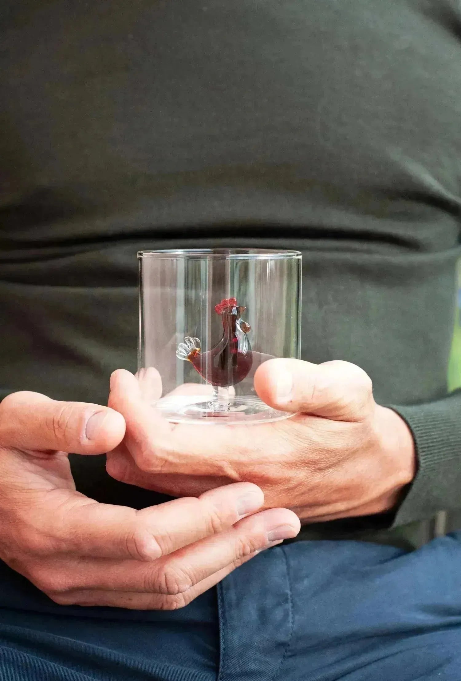 Elegantes 250 ml Glas aus robustem Borosilikat mit Hahn-Motiv von Easy Life. Ideal für stilvolles Servieren und langlebigen Gebrauch.