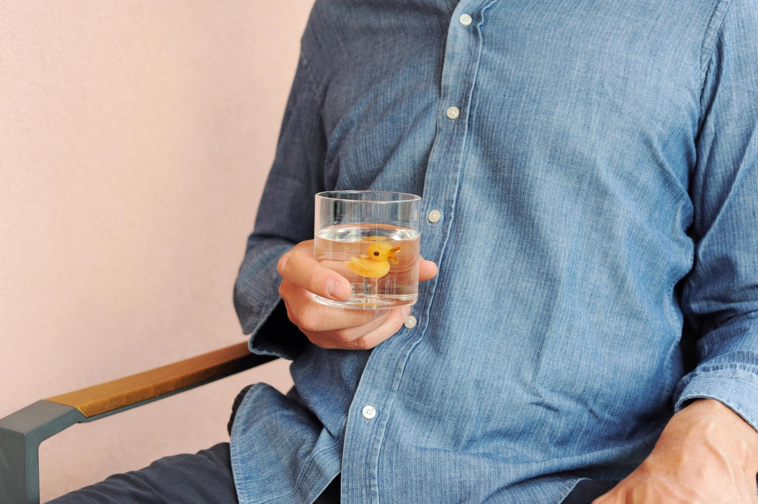 Elegantes 250 ml Glas aus Borosilikat mit charmantem Entenmotiv, perfekt für stilvolle Getränkeservierung.