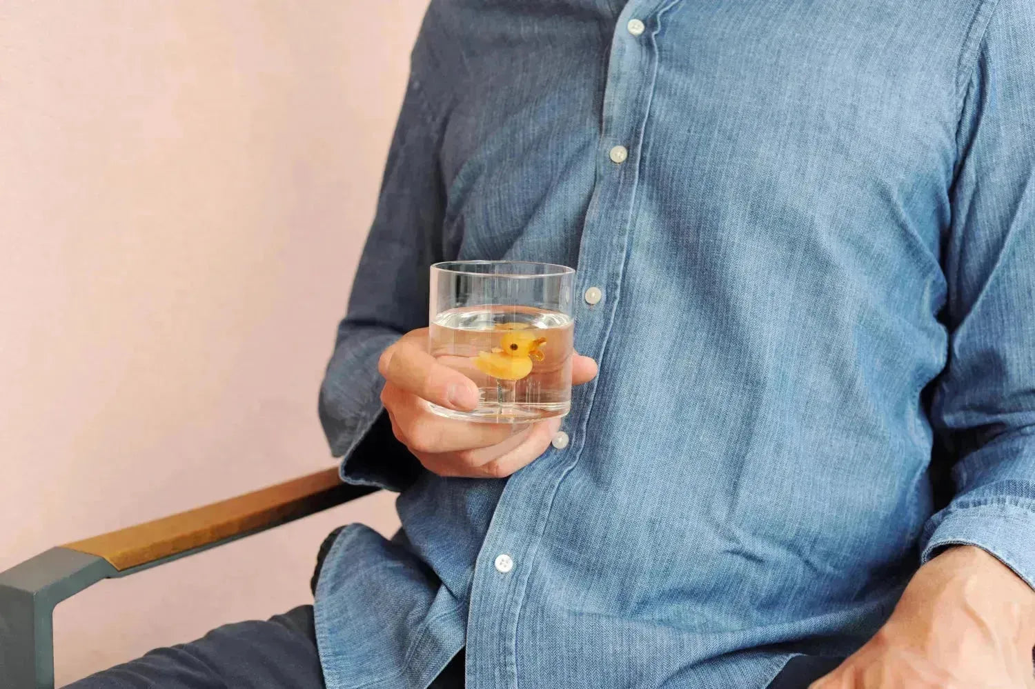 Elegantes 250 ml Glas aus Borosilikat mit charmantem Entenmotiv, perfekt für stilvolle Getränkeservierung.