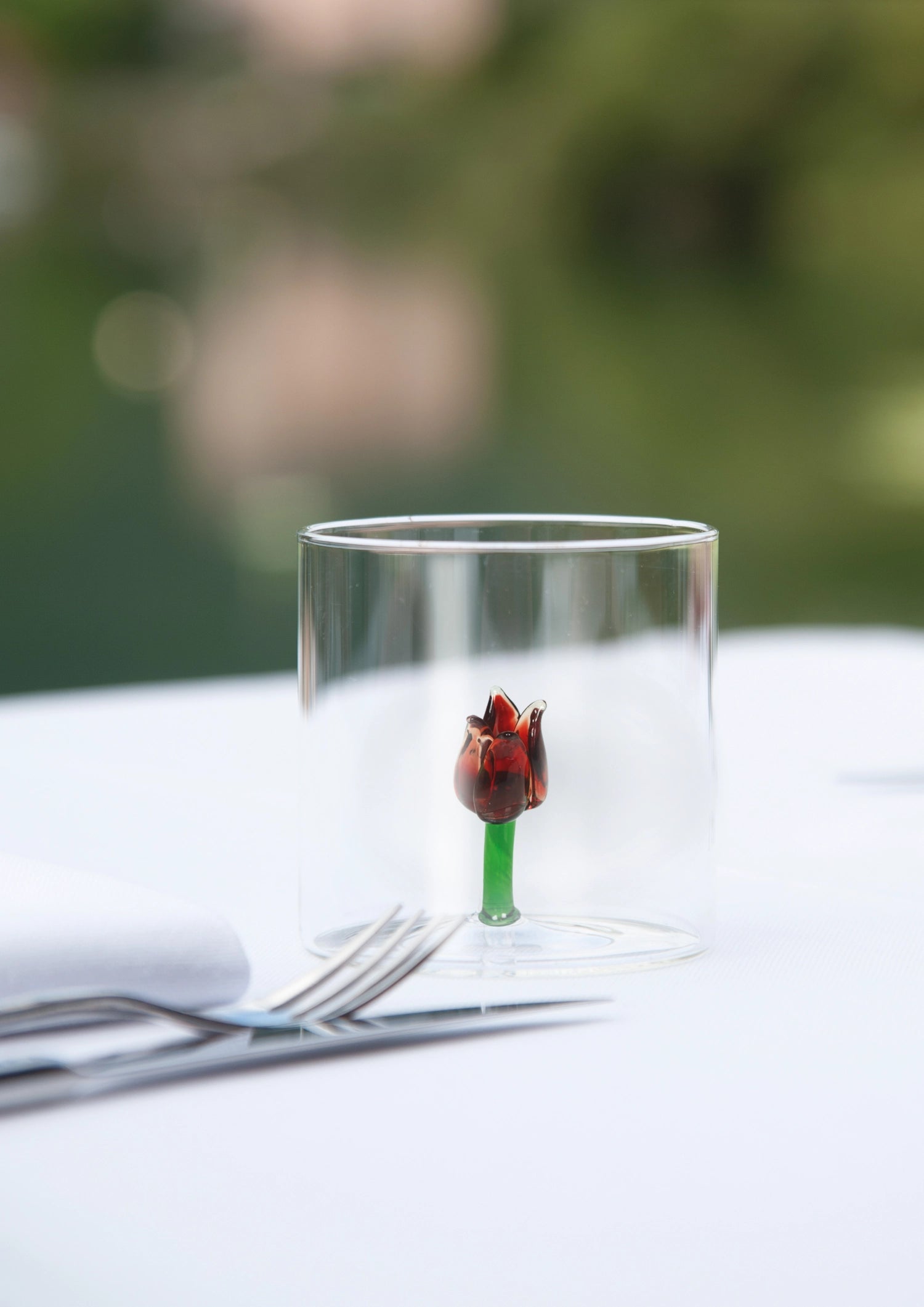 Elegantes Borosilikatglas (250 ml) in Tulpenform von Easy Life, ideal für stilvolles Trinken und moderne Tischdekoration.