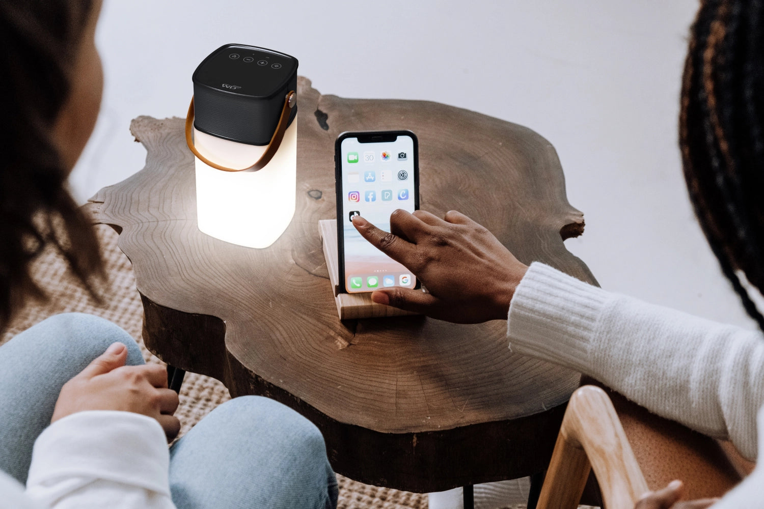 Kompakter Bluetooth-Lautsprecher in Schwarz (10.3x9.5x19 cm) mit integriertem LED-Licht, perfekt für Musik und stimmungsvolle Atmosphäre.