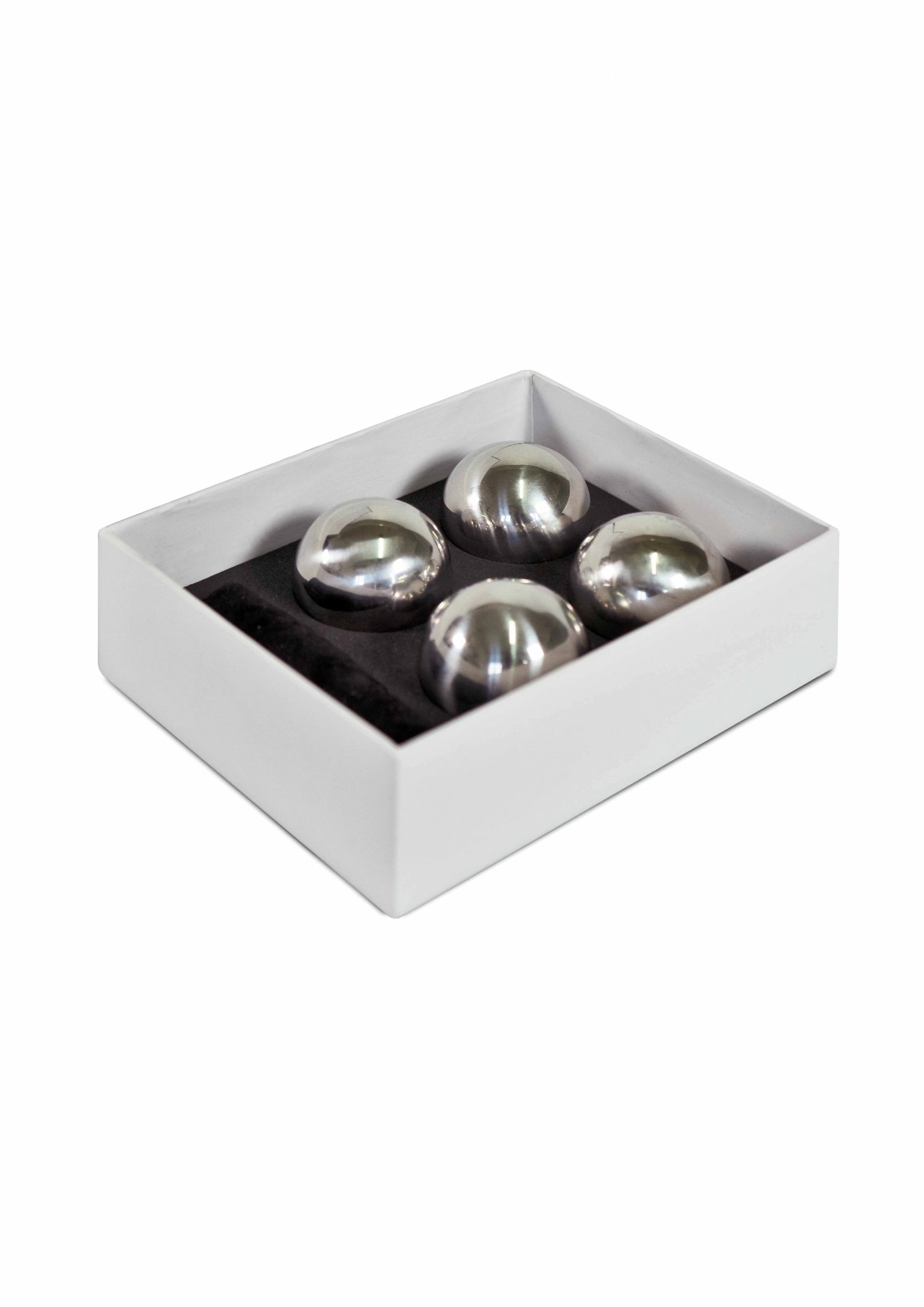 Hochwertiges 4er Set Edelstahl-Eiswürfel in stilvoller Kugel-Form, Ø 4 cm, für ein erfrischendes Trinkerlebnis ohne Verwässerung.