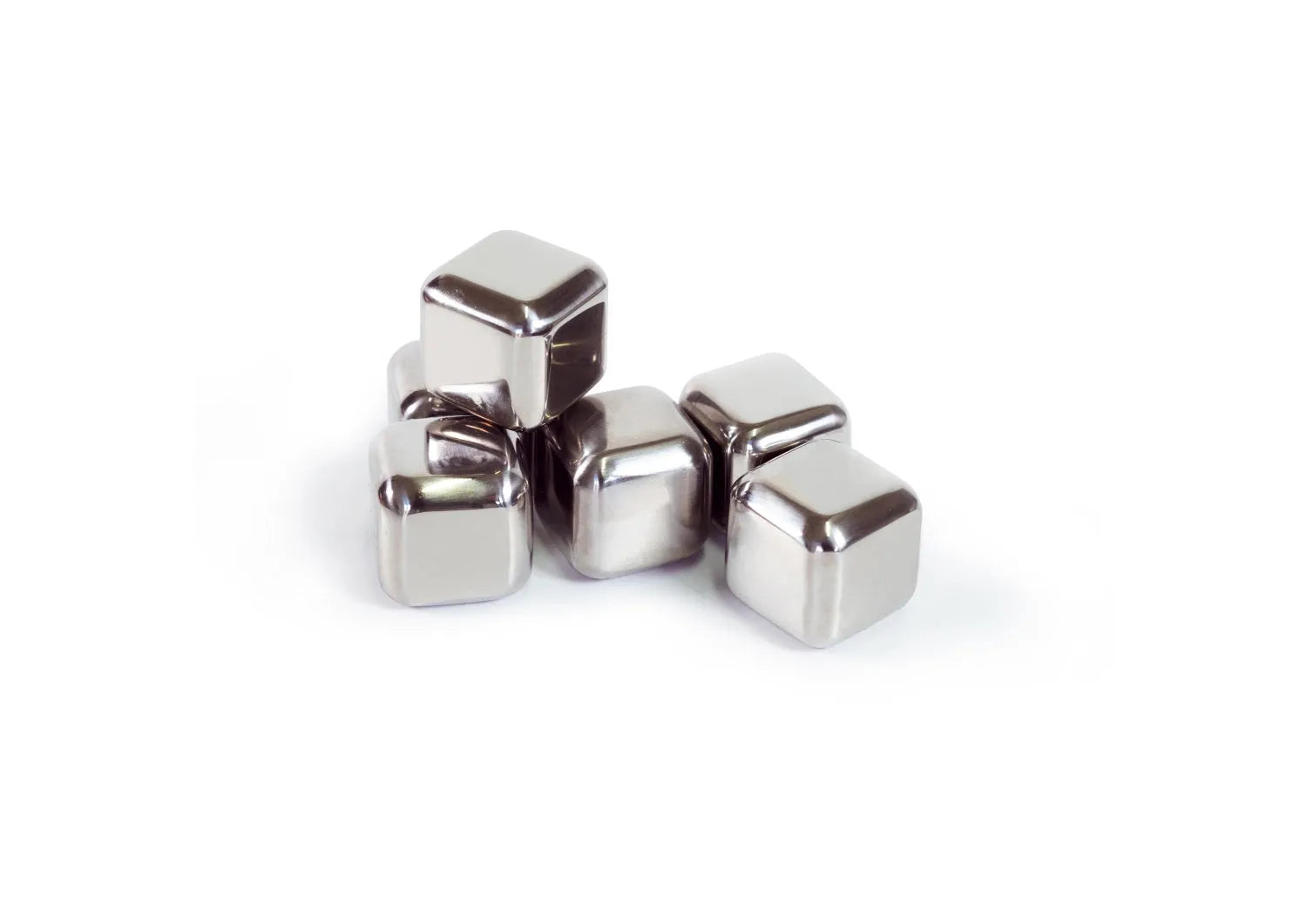 Set aus 6 wiederverwendbaren Edelstahl-Eiswürfeln, 2.7 cm Kantenlänge, ideal für Getränke, langlebig und geschmacksneutral.