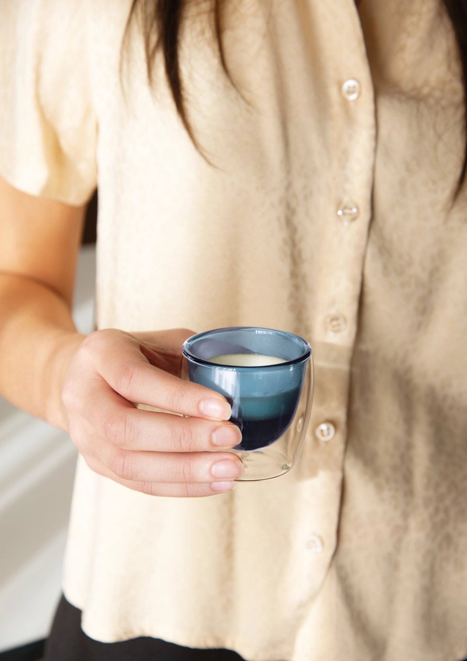 Zwei stilvolle, doppelwandige Espressogläser in einem ansprechenden Blauton, 80ml, ideal für genussvolle Espresso-Momente.
