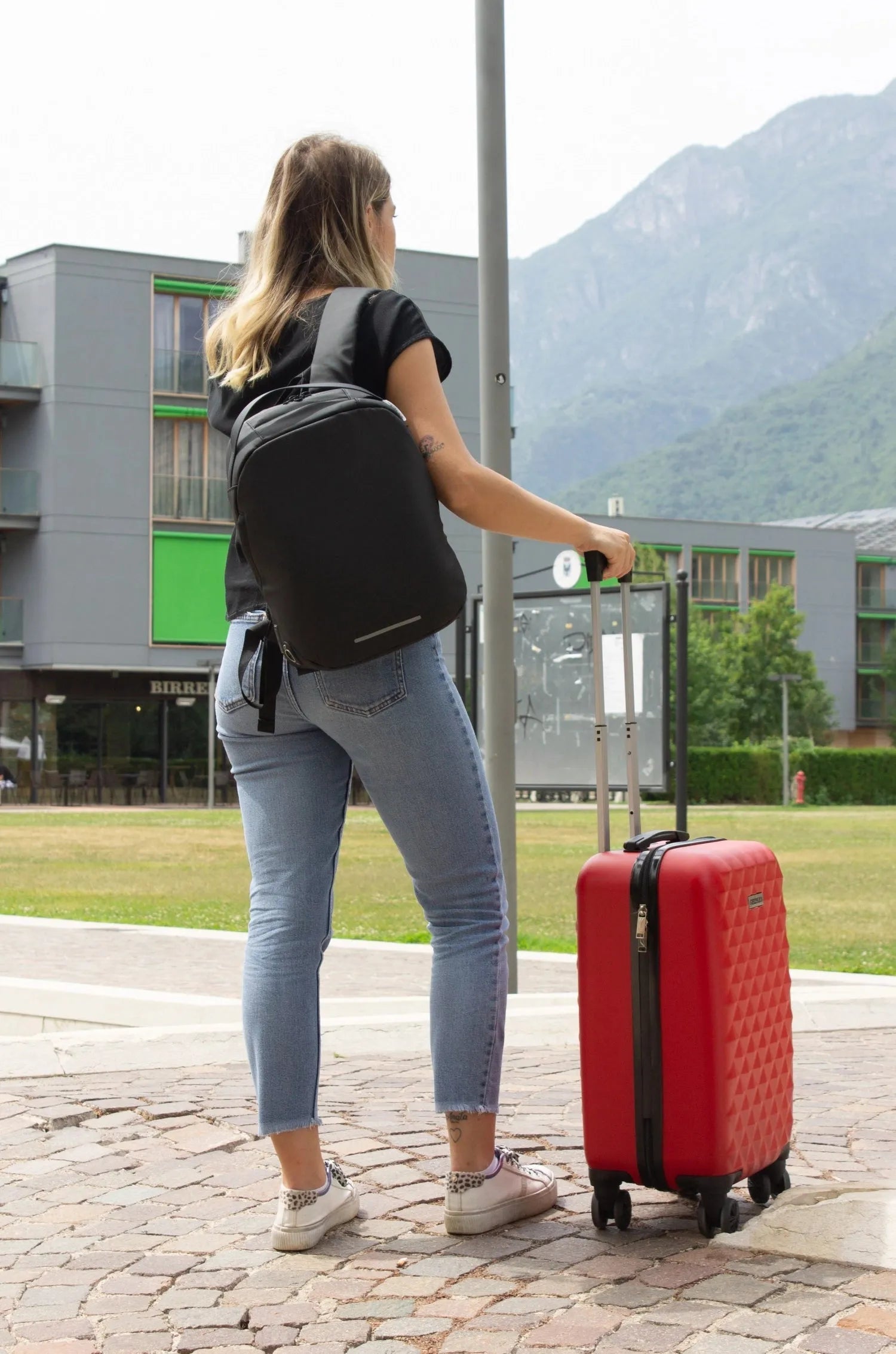 City Life COMPACT: Eleganter 11L Rucksack aus recyceltem RPET, schwarz.