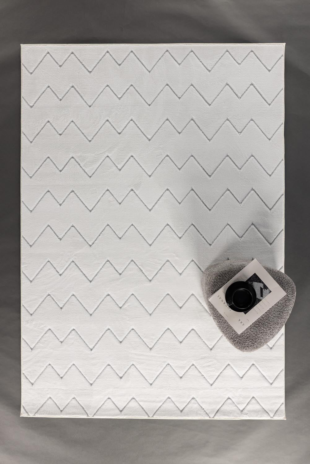 Fia Teppich in Weiss präsentiert im Onlineshop von KAQTU Design AG. Teppich ist von Venture Home