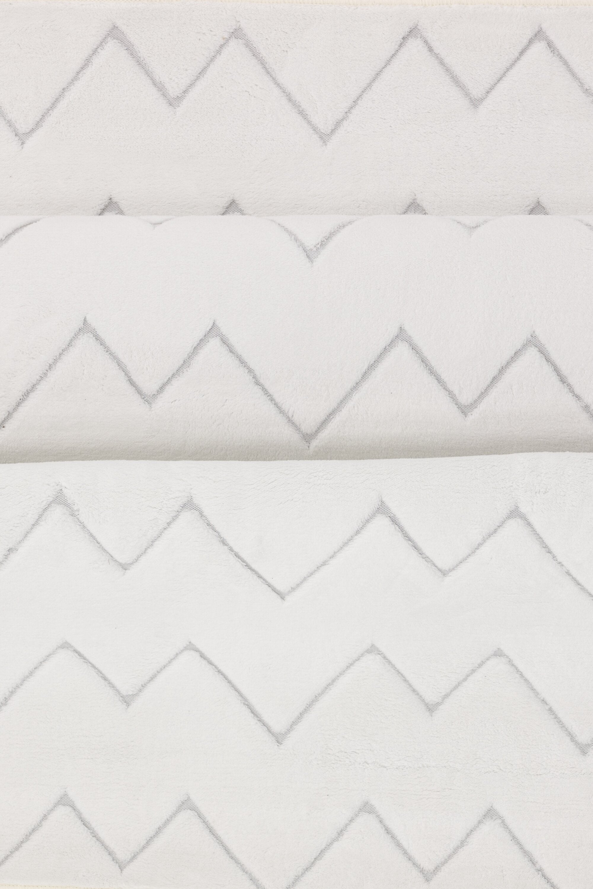 Fia Teppich in Weiss präsentiert im Onlineshop von KAQTU Design AG. Teppich ist von Venture Home