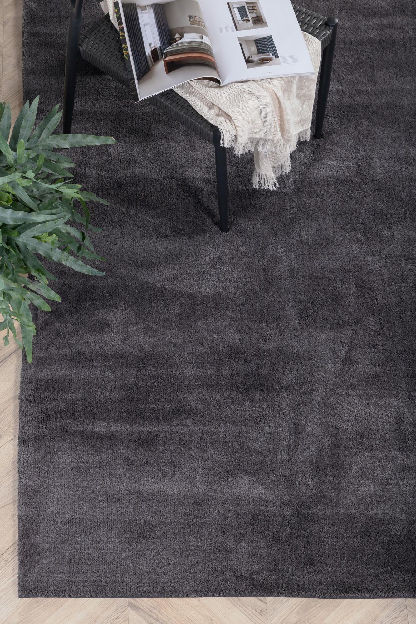 Wunderteppich in Dunkelgrau präsentiert im Onlineshop von KAQTU Design AG. Teppich ist von Venture Home