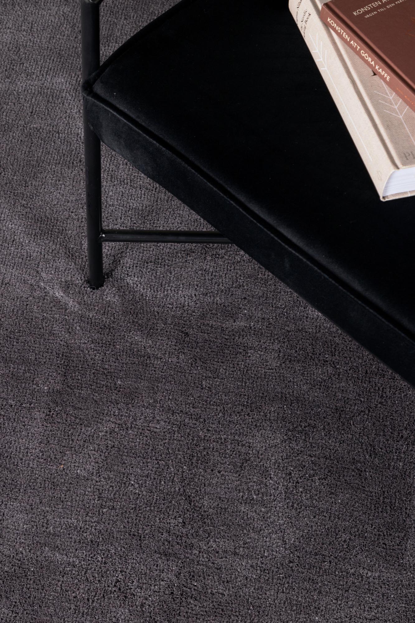 Wunderteppich in Dunkelgrau präsentiert im Onlineshop von KAQTU Design AG. Teppich ist von Venture Home