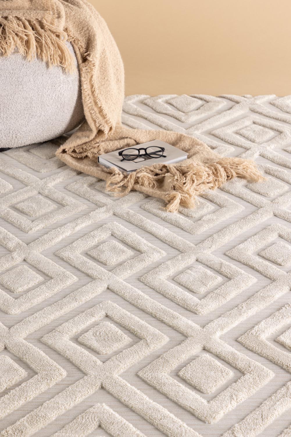 Pia Teppich in Weiss präsentiert im Onlineshop von KAQTU Design AG. Teppich ist von Venture Home