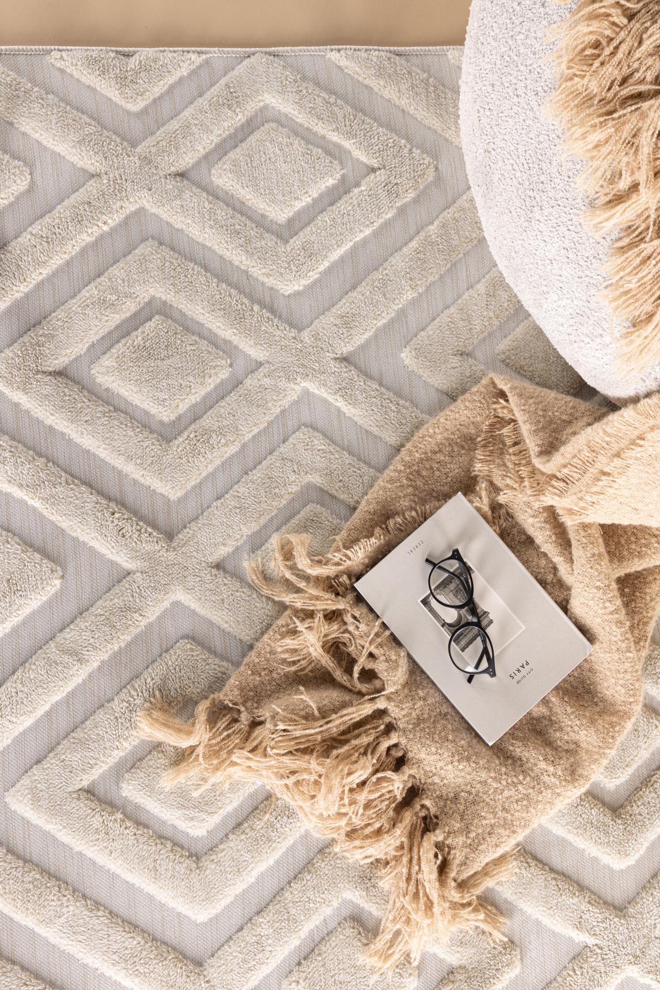 Pia Teppich von Venture Home: Handgefertigter, superweicher Teppich in schneeweiss, ideal für stilvolle Wohnräume und pflegeleichte Eleganz.