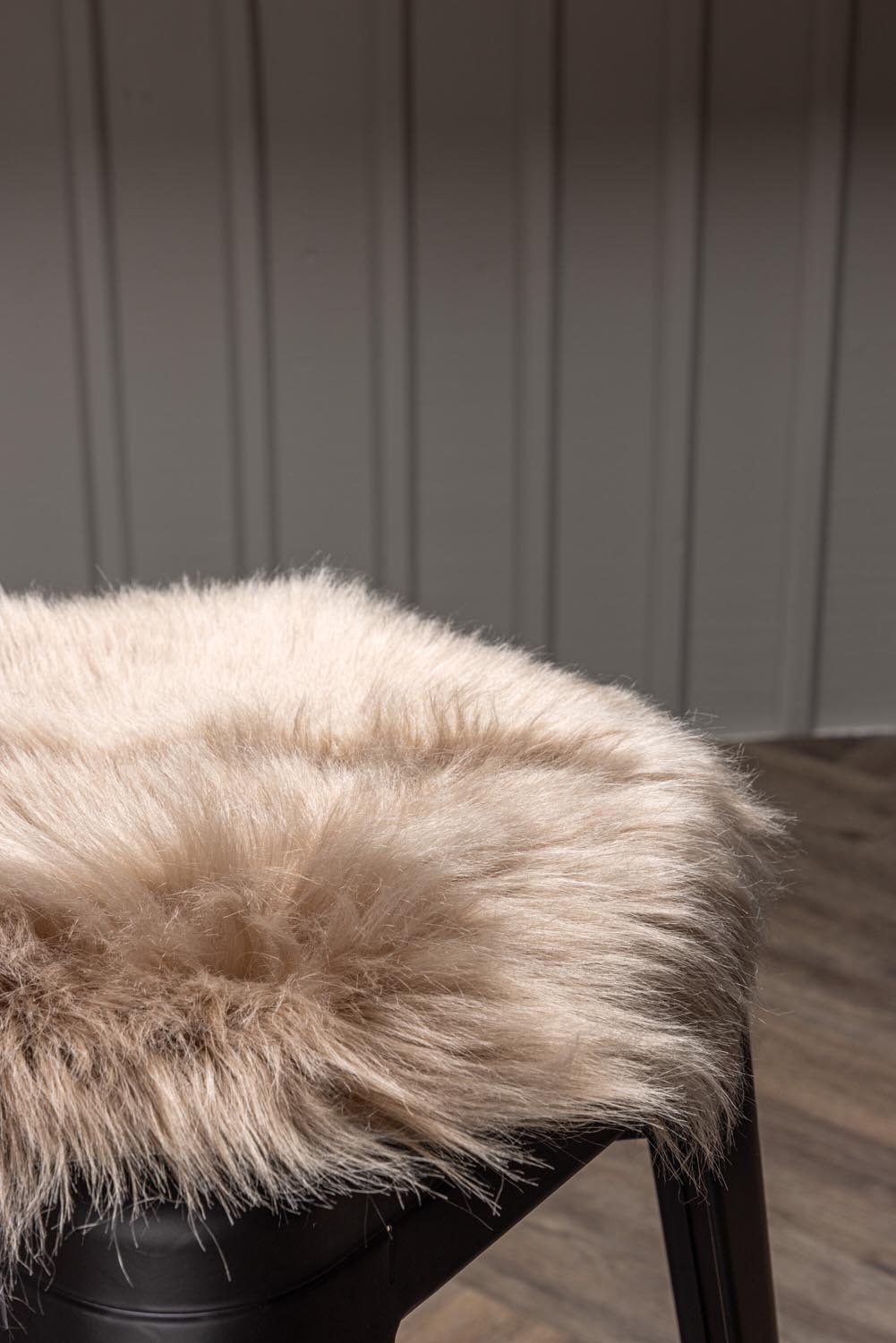Katy Kissen in Braun präsentiert im Onlineshop von KAQTU Design AG. Sitzkissen ist von Venture Home