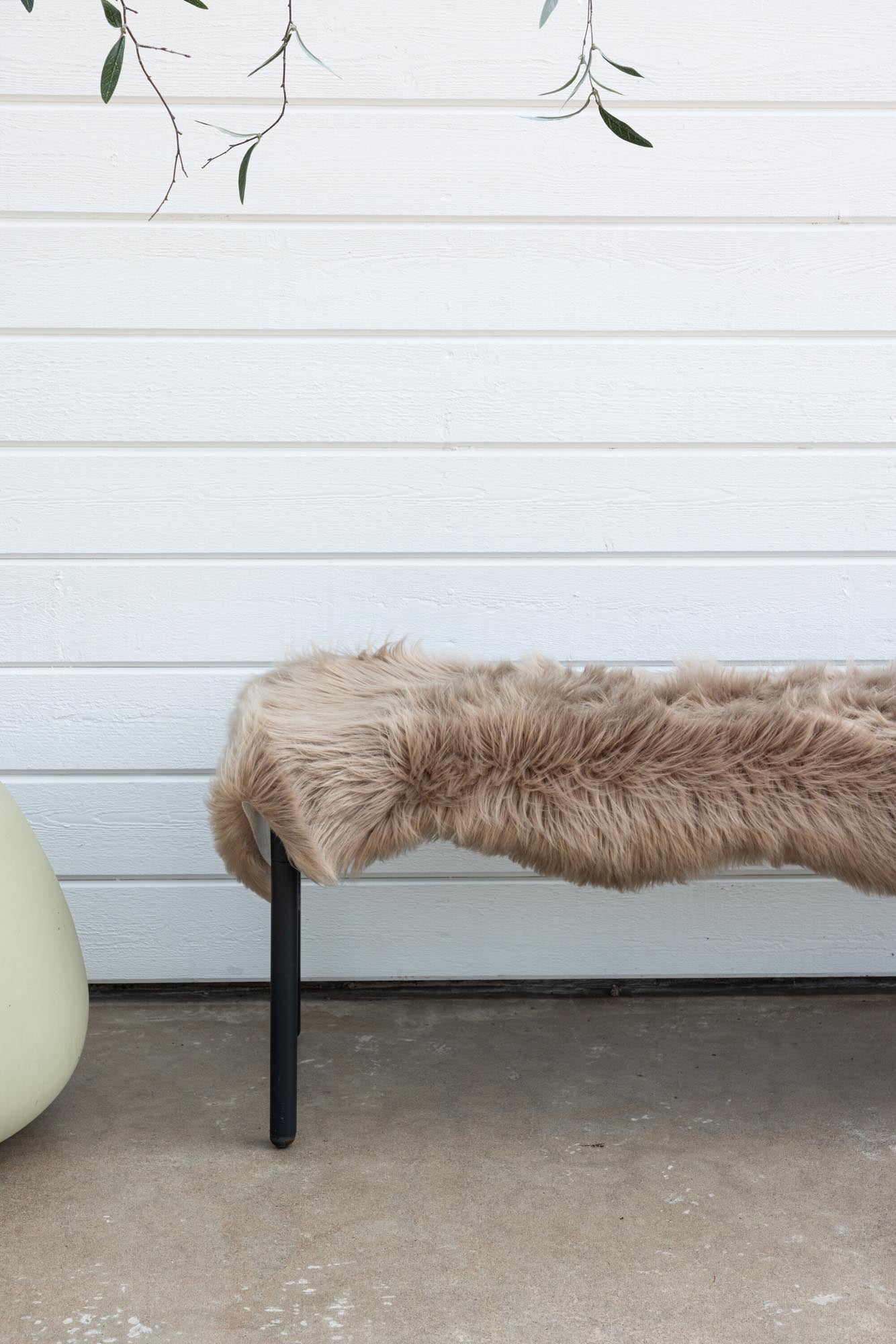 Katy Decke von Venture Home: Hochwertige Acryl-Decke in sanftem Beige, ideal für Stil und Gemütlichkeit in jedem Raum.