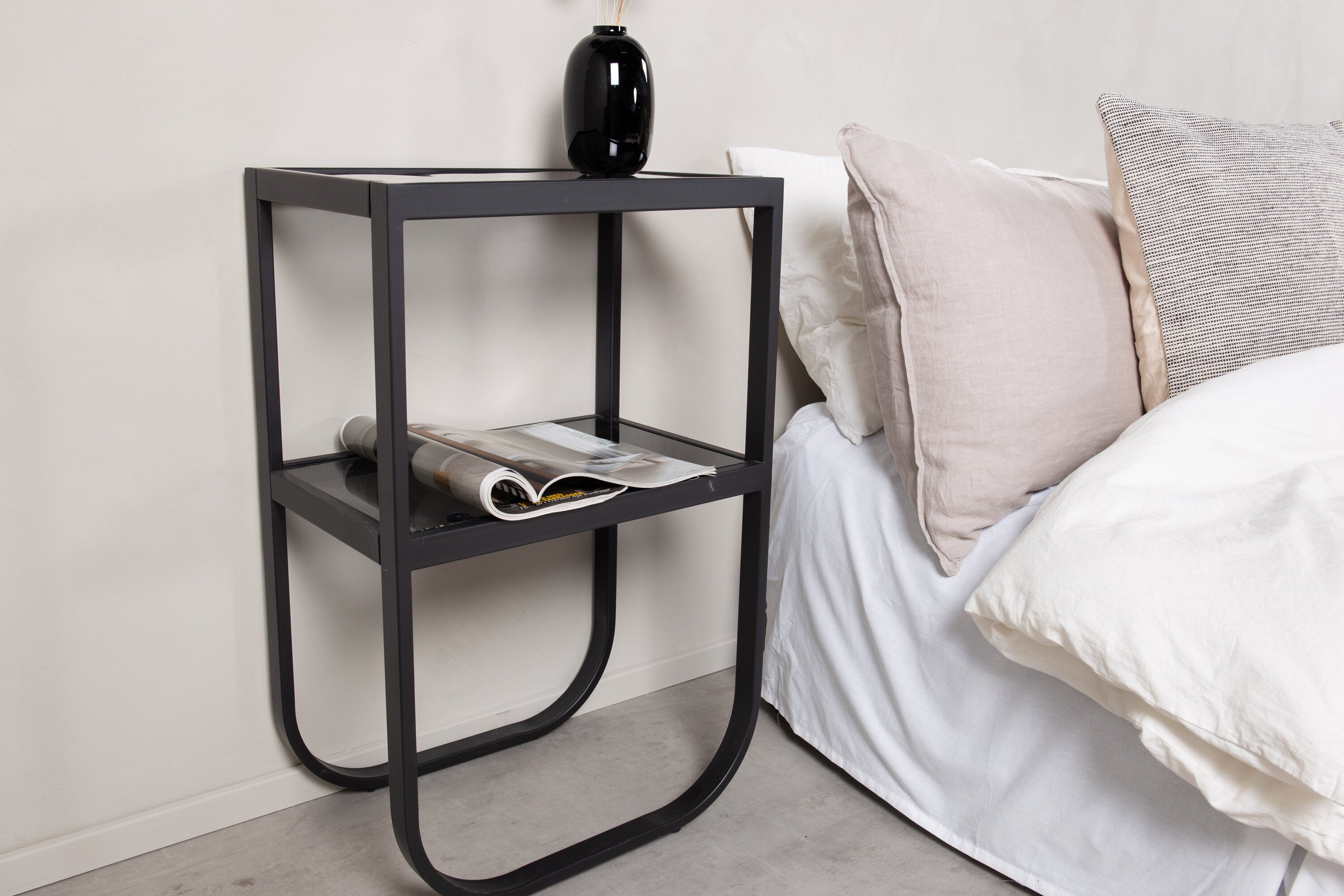 Rocker Tisch in Schwarz präsentiert im Onlineshop von KAQTU Design AG. Nachttisch ist von Venture Home