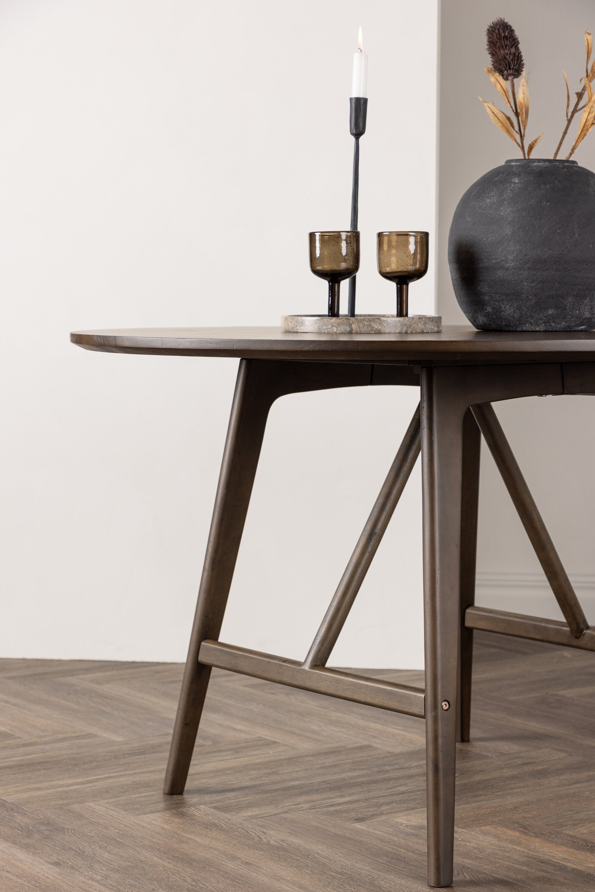 Kaseindon Tisch in Dunkelbraun präsentiert im Onlineshop von KAQTU Design AG. Esstisch ist von Venture Home