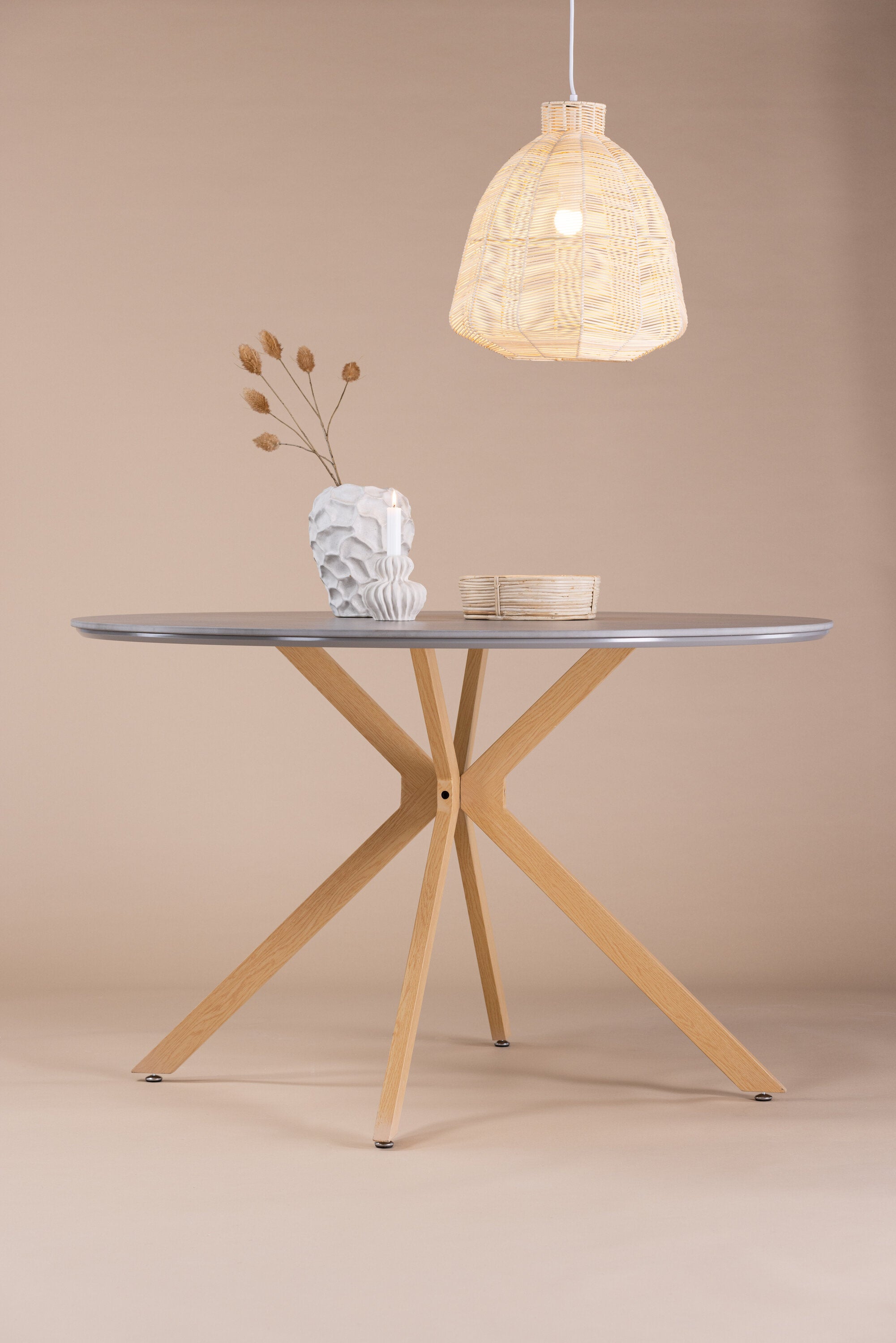 Piazza Esstisch in Grau präsentiert im Onlineshop von KAQTU Design AG. Esstisch ist von Venture Home
