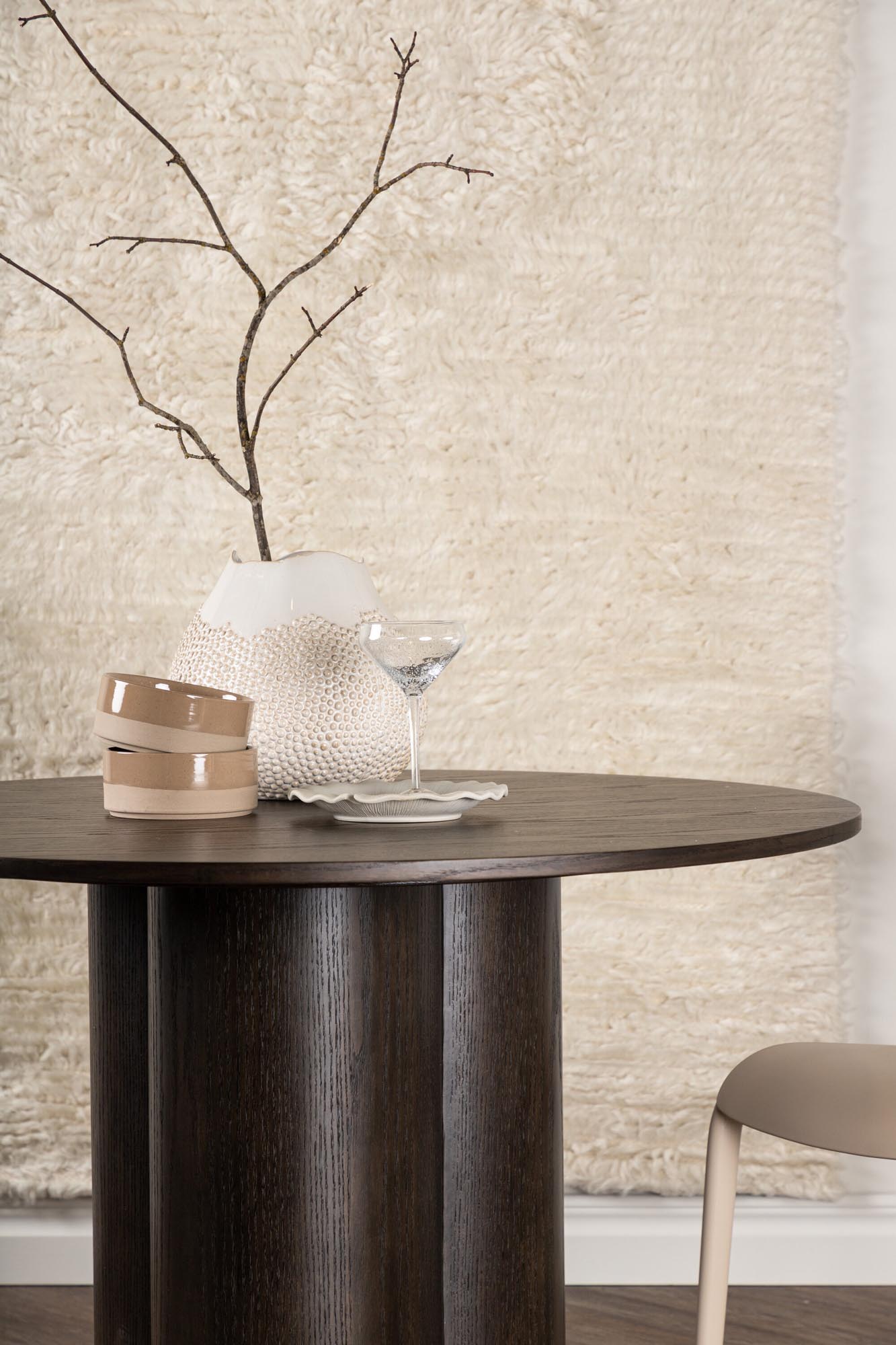 Der Olivia Esstisch von Venture Home kombiniert modernes Design mit Qualität, perfekt für elegante und zeitgemäße Esszimmer.