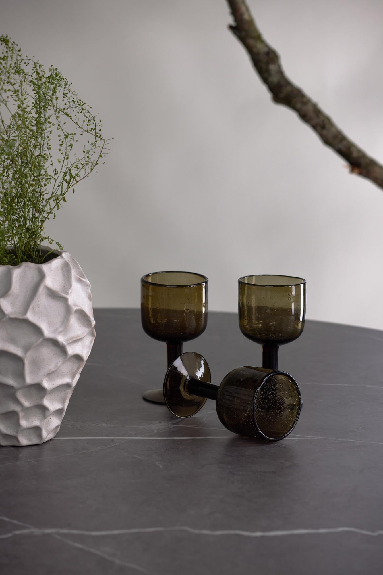 Austin Tisch in Mokka präsentiert im Onlineshop von KAQTU Design AG. Esstisch ist von Vind